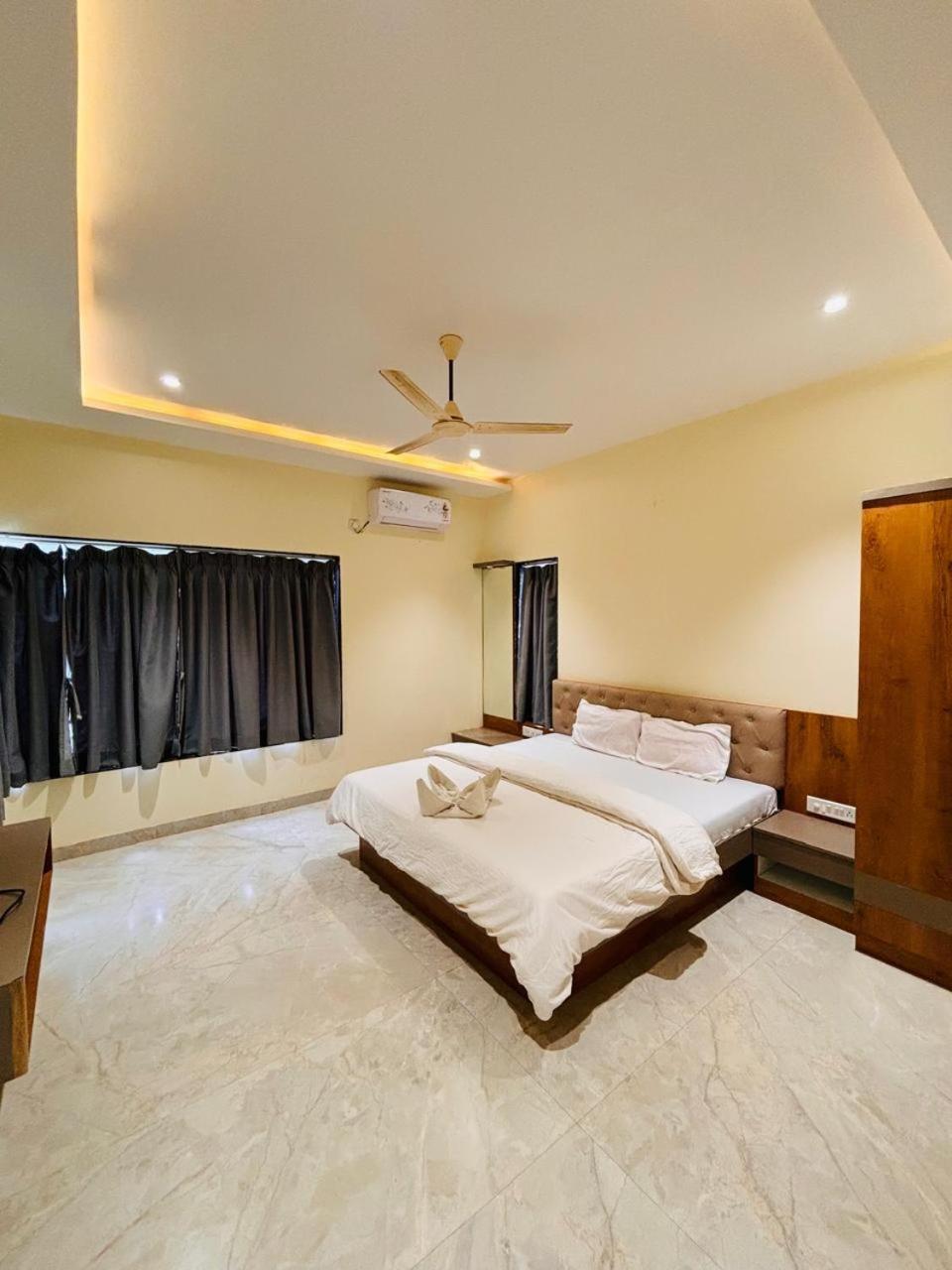 Paramount 3 AC Bedrooms Hall Garden with Lake View