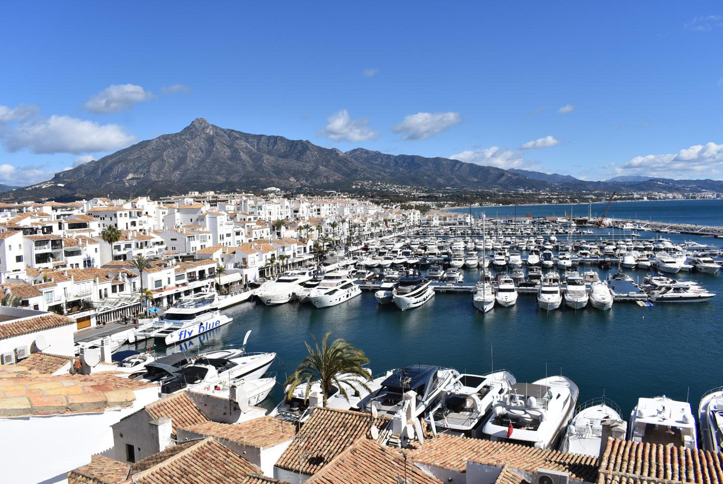 Penthouse with sea and mountain view top location