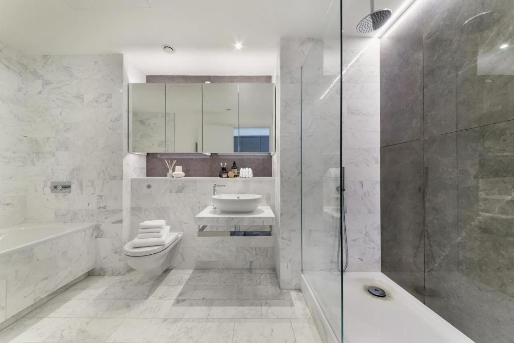 Luxury Apartment near Canary Wharf-O2-Excel-Stratford-Tower Hill-Bank-London Bridge-Bond street