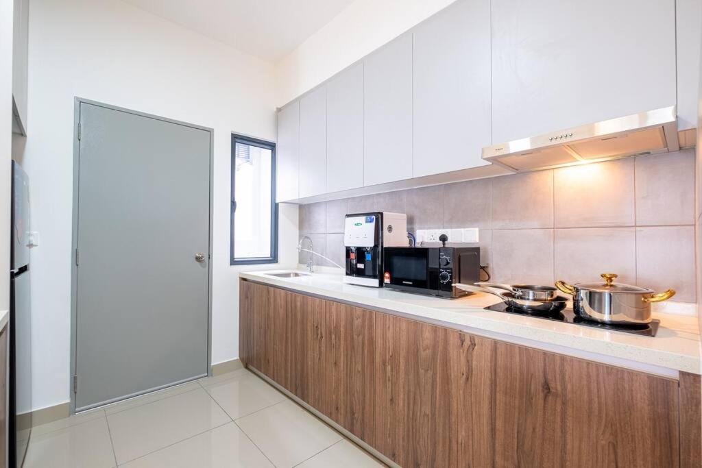 The Rest Nest Modern M Vertica 4BR Infinity Pool