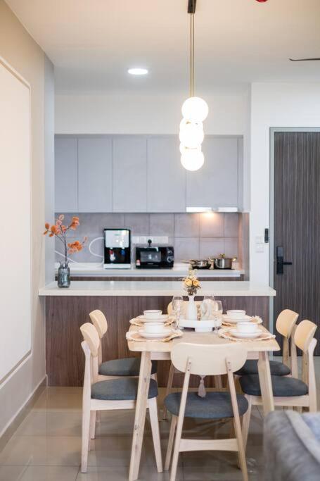 The Rest Nest Modern M Vertica 4BR Infinity Pool