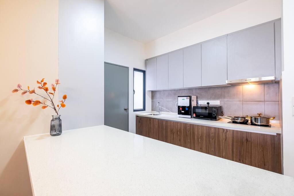 The Rest Nest Modern M Vertica 4BR Infinity Pool