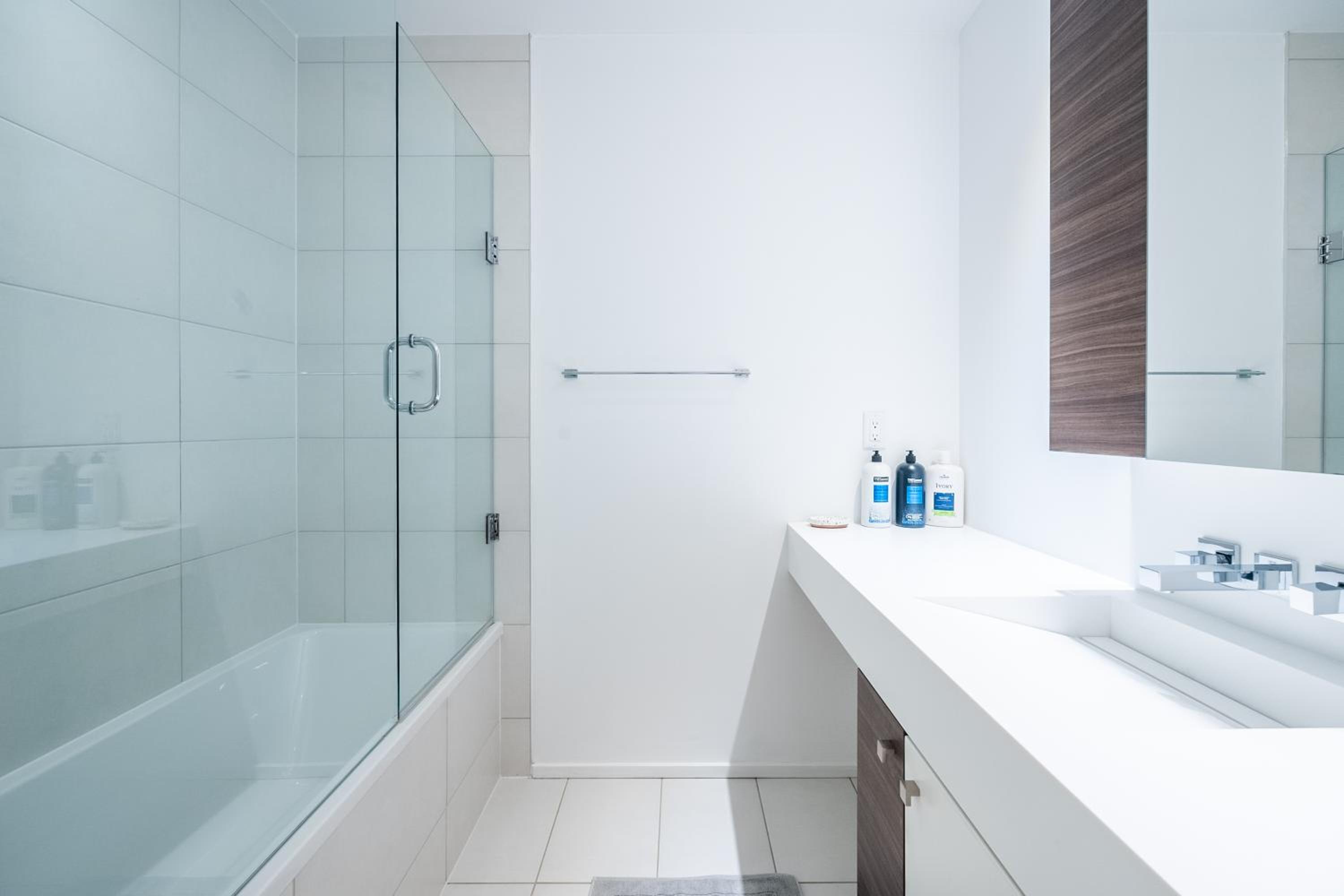 Fancy Downtown House with HOT TUB & BBQ by GLOBALSTAY