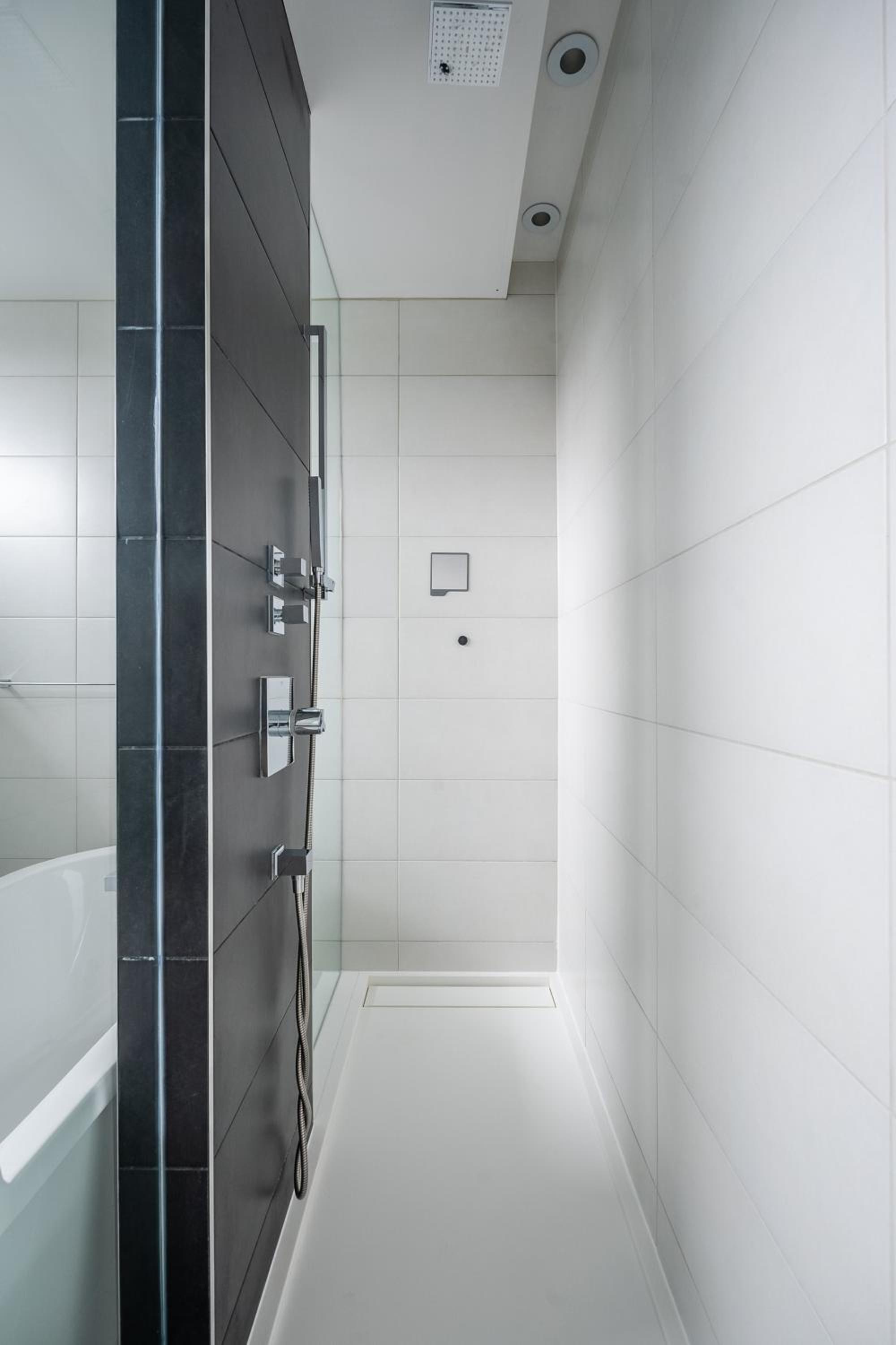 Fancy Downtown House with HOT TUB & BBQ by GLOBALSTAY