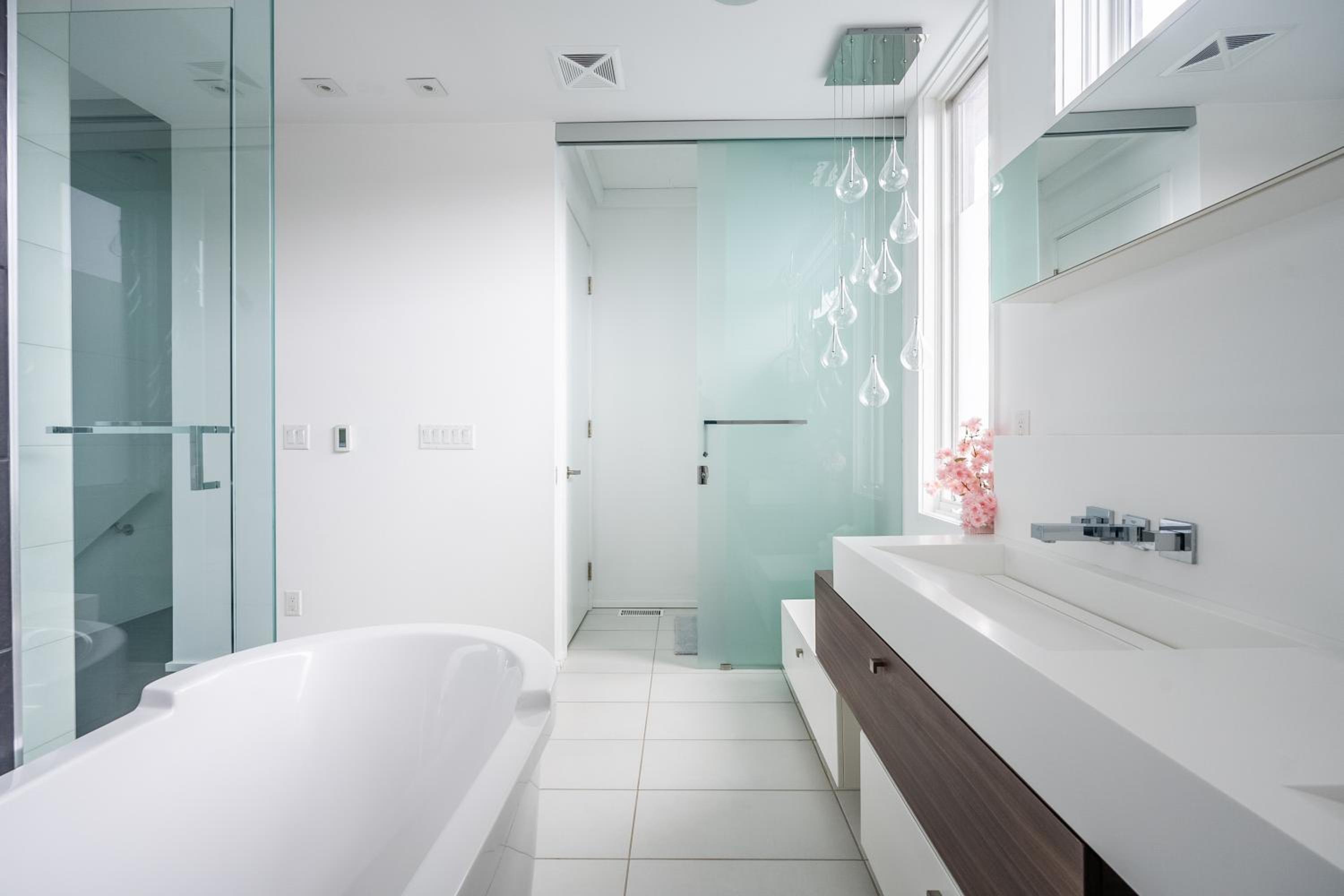 Fancy Downtown House with HOT TUB & BBQ by GLOBALSTAY
