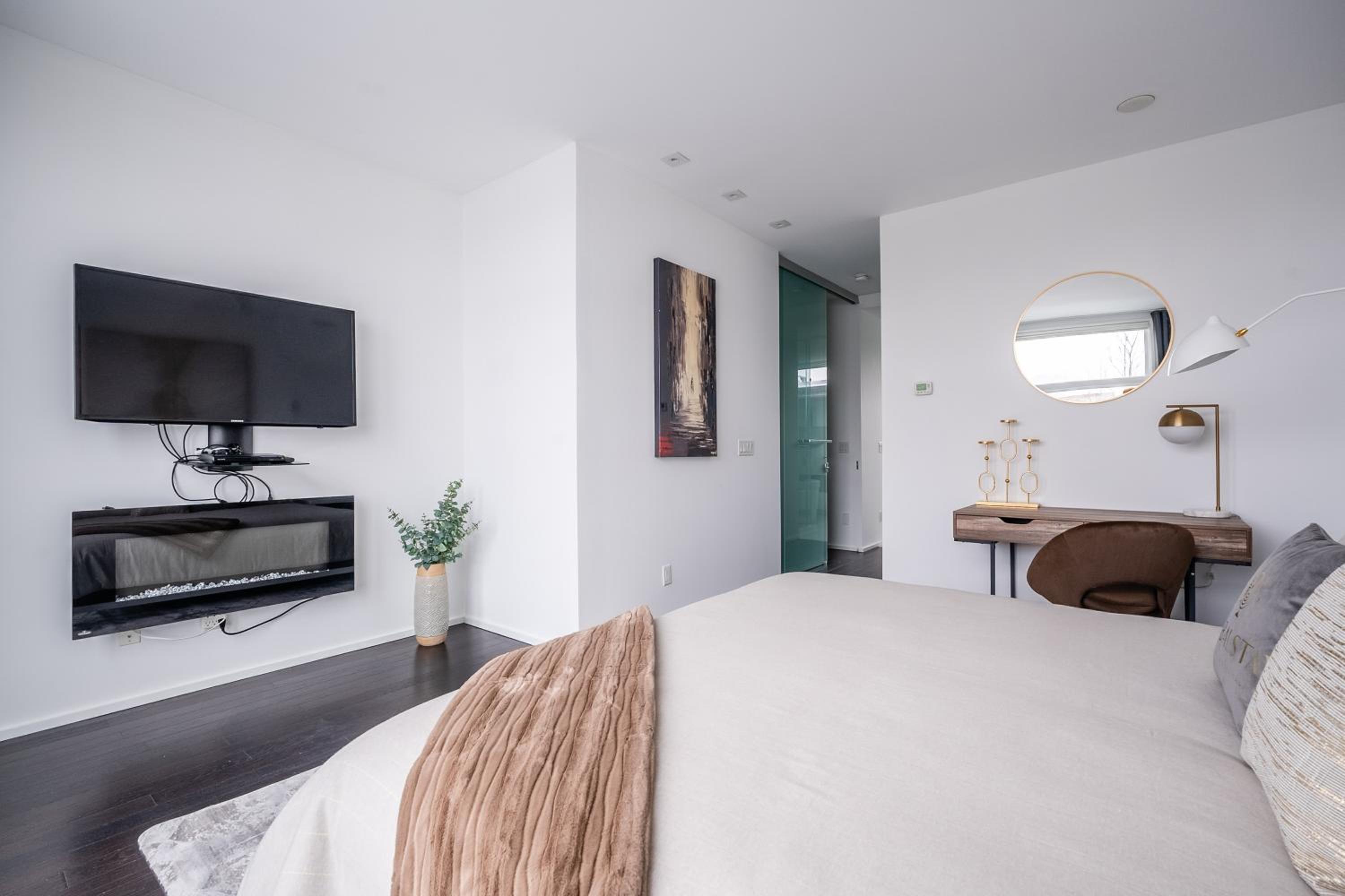 Fancy Downtown House with HOT TUB & BBQ by GLOBALSTAY