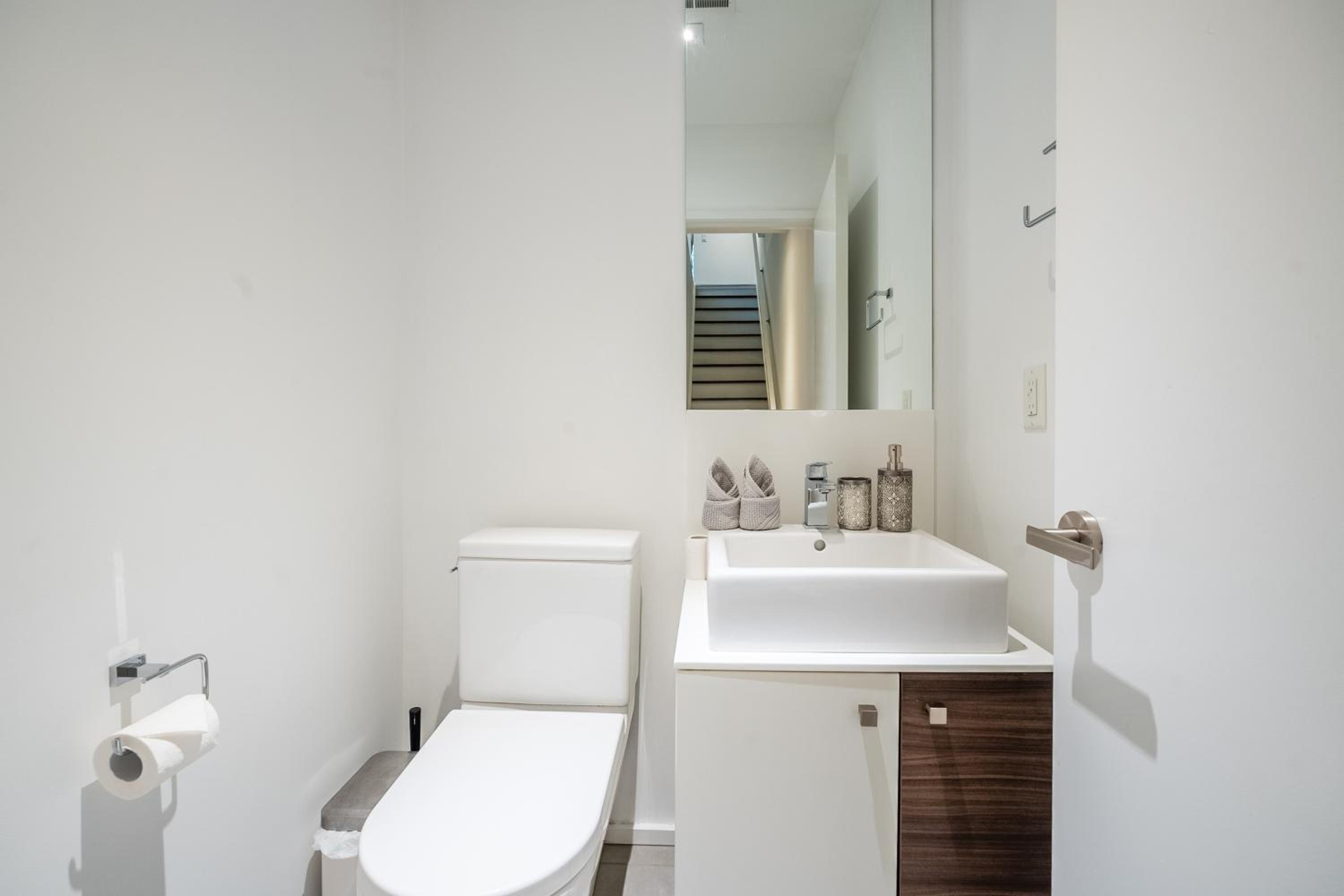 Fancy Downtown House with HOT TUB & BBQ by GLOBALSTAY