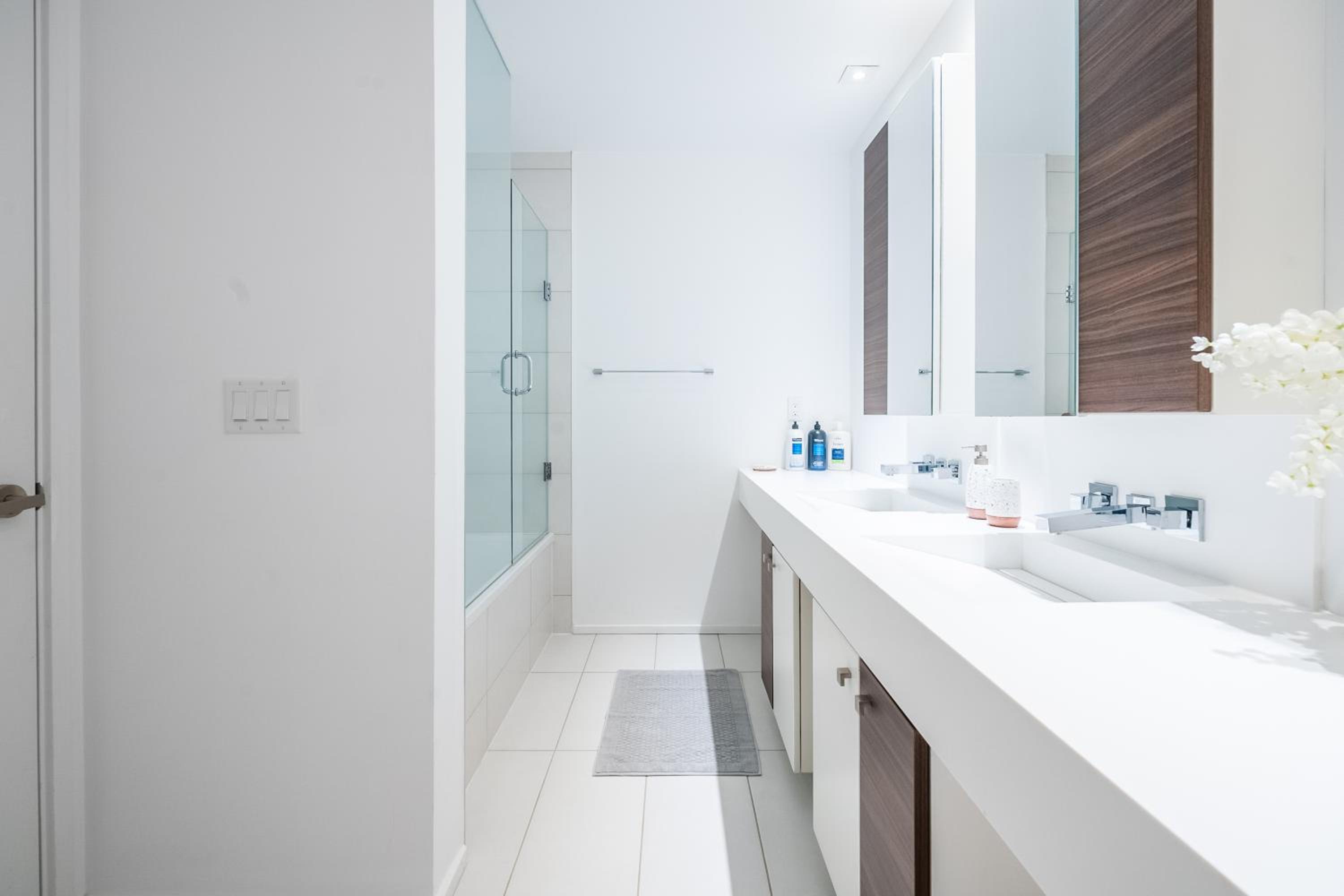 Fancy Downtown House with HOT TUB & BBQ by GLOBALSTAY