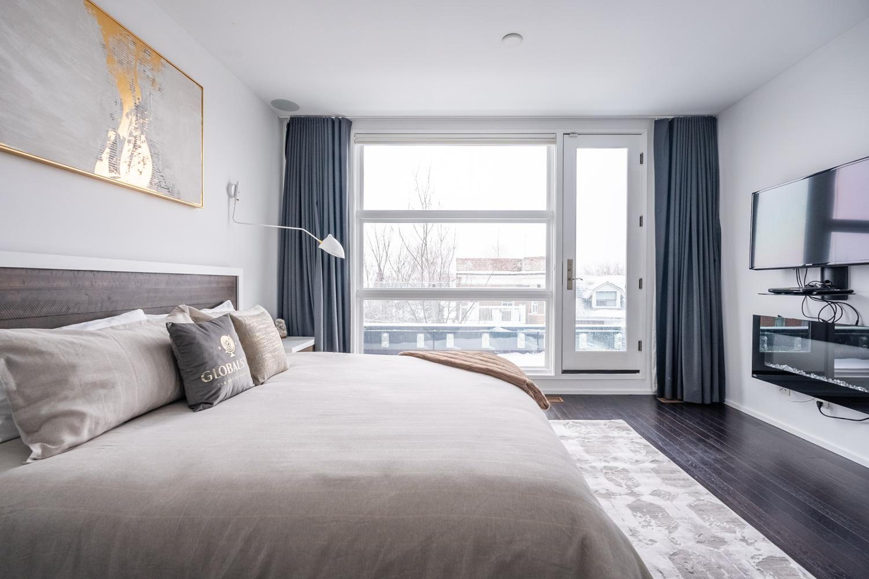 Fancy Downtown House with HOT TUB & BBQ by GLOBALSTAY