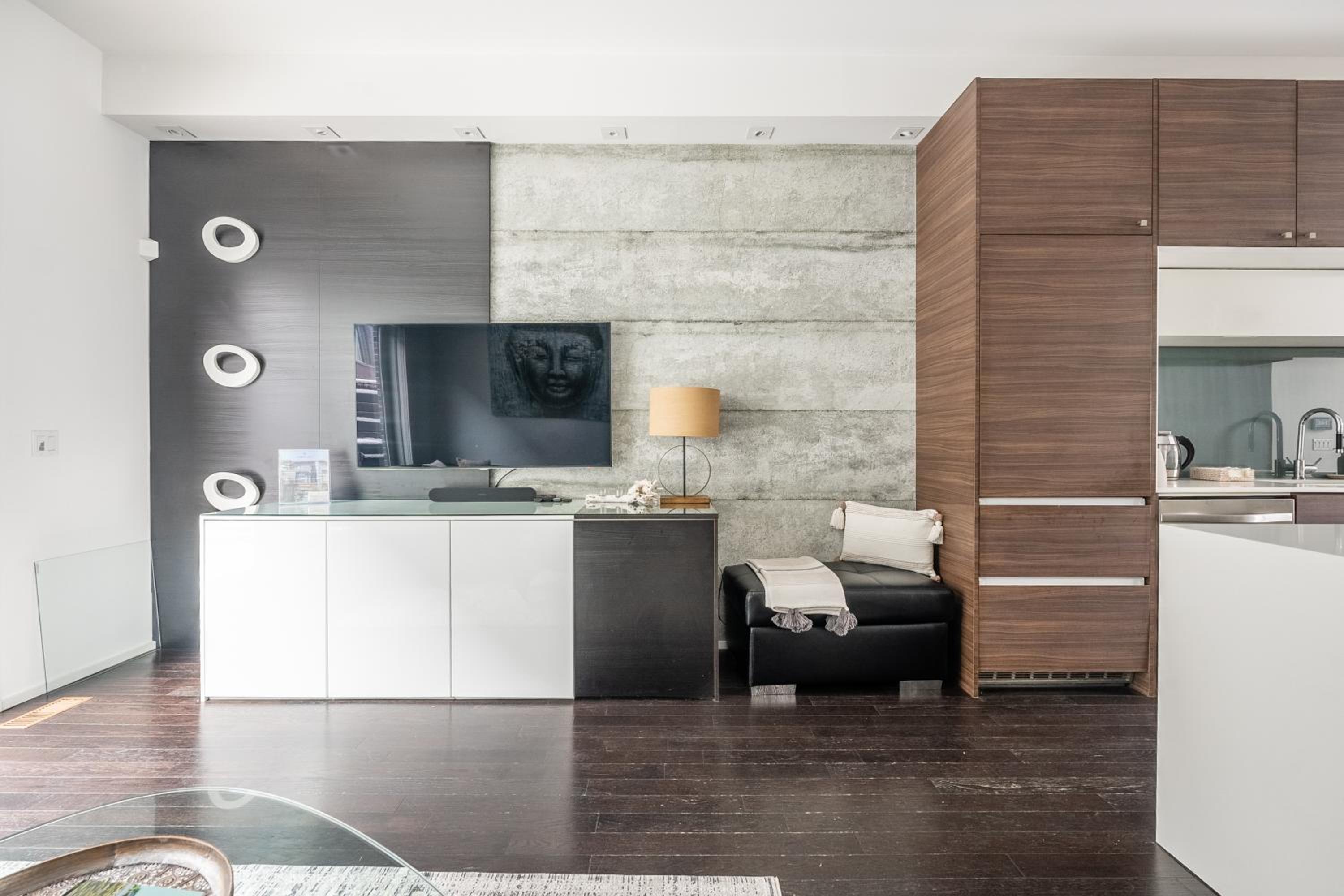 Fancy Downtown House with HOT TUB & BBQ by GLOBALSTAY