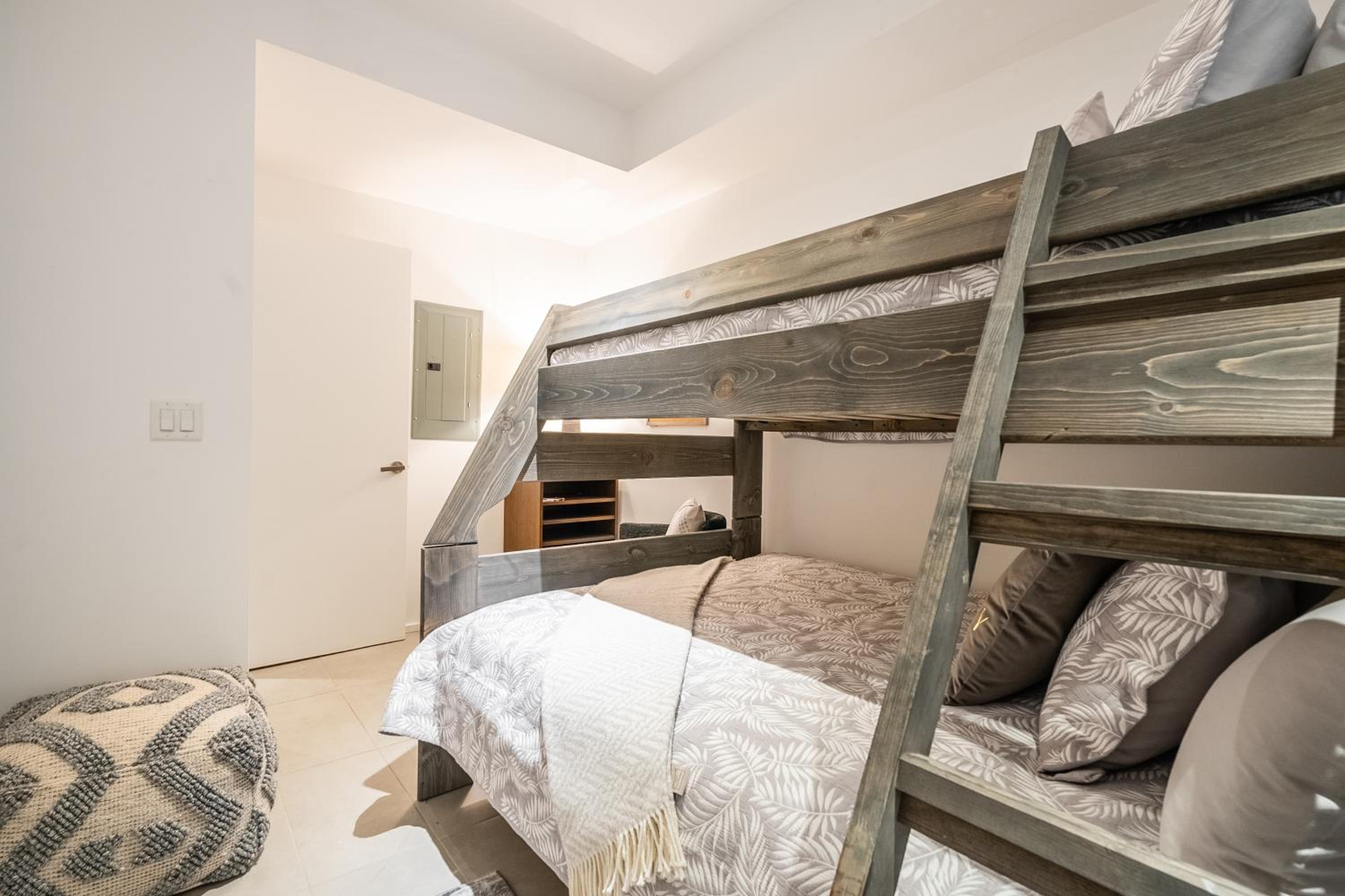 Fancy Downtown House with HOT TUB & BBQ by GLOBALSTAY