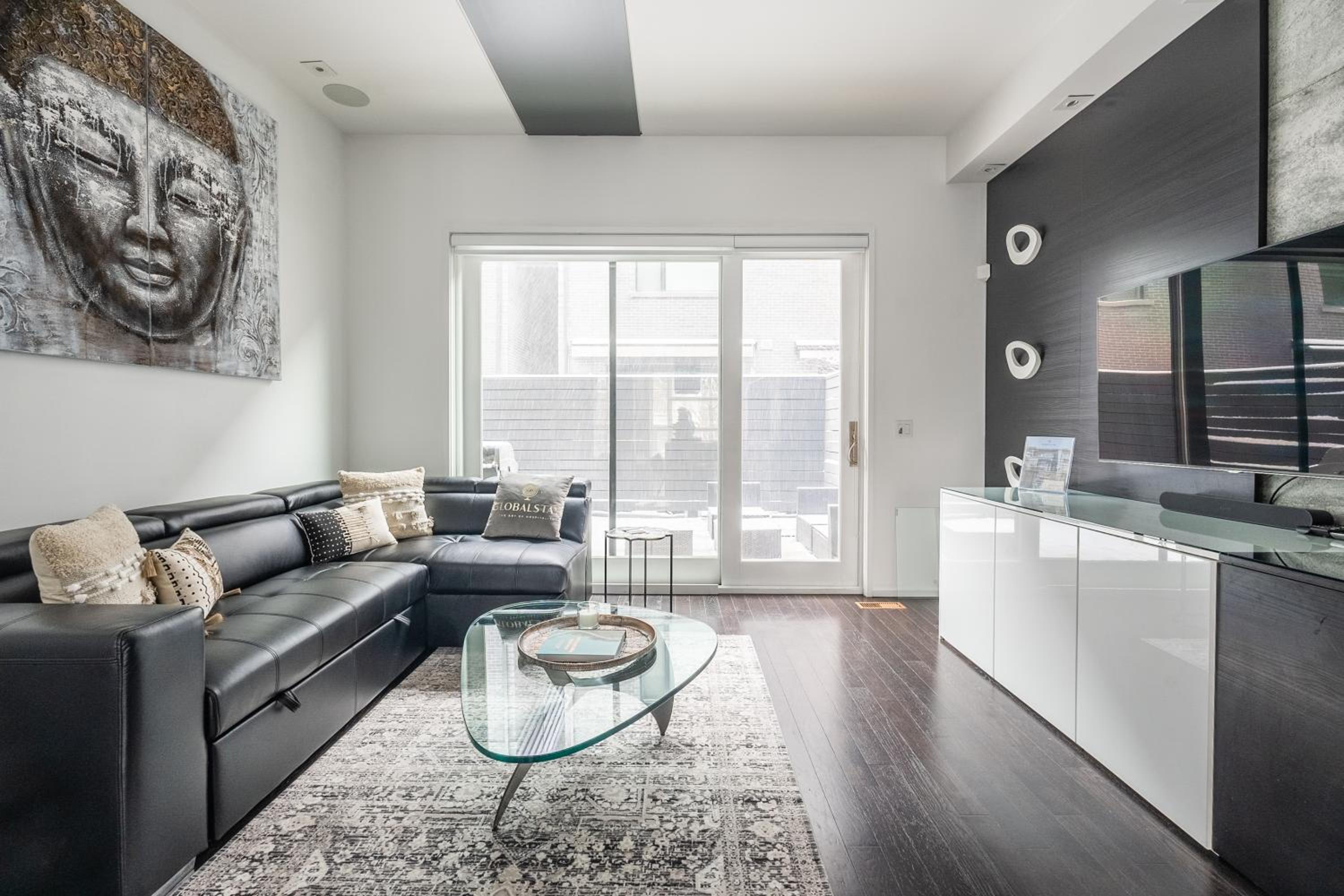 Fancy Downtown House with HOT TUB & BBQ by GLOBALSTAY