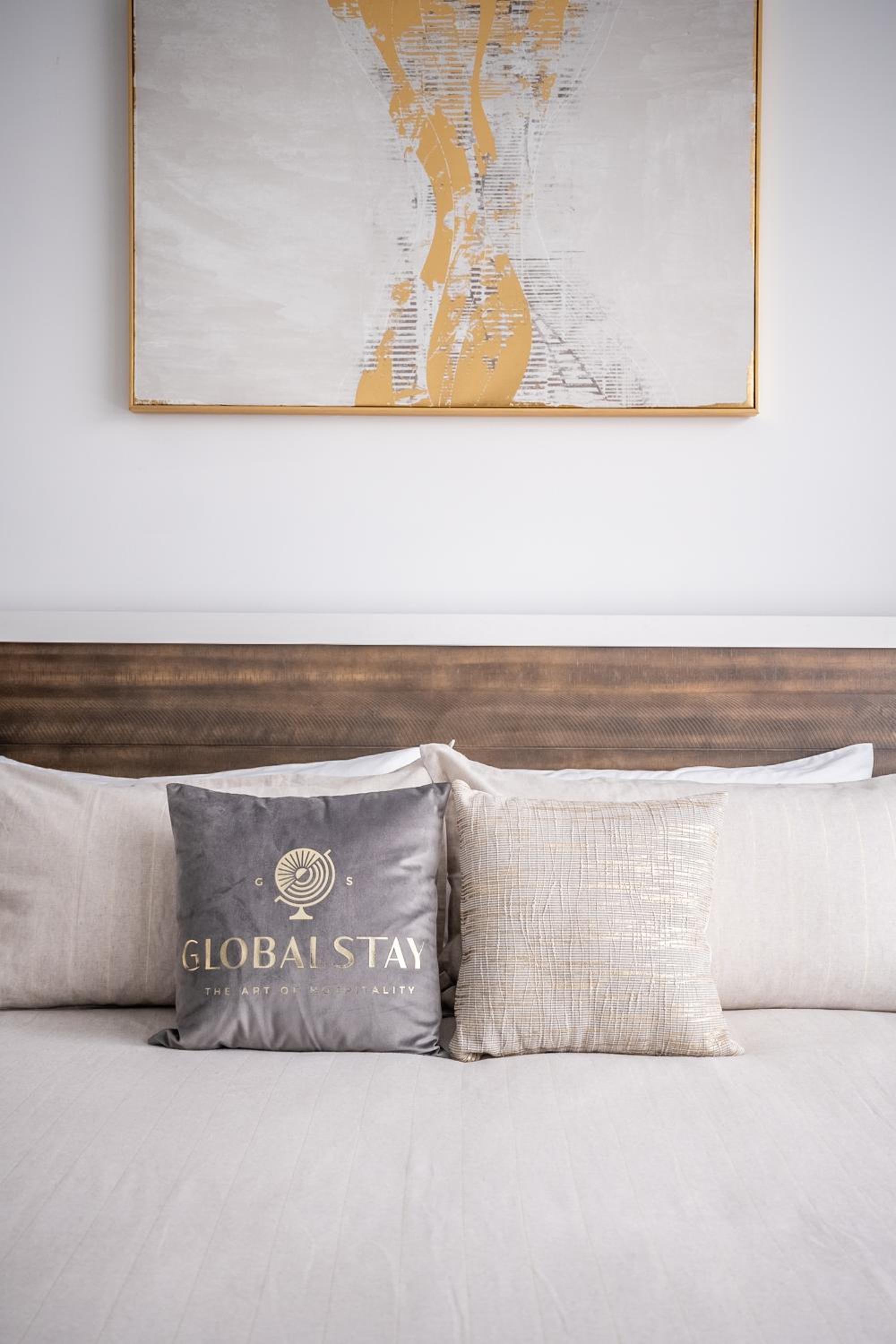 Fancy Downtown House with HOT TUB & BBQ by GLOBALSTAY