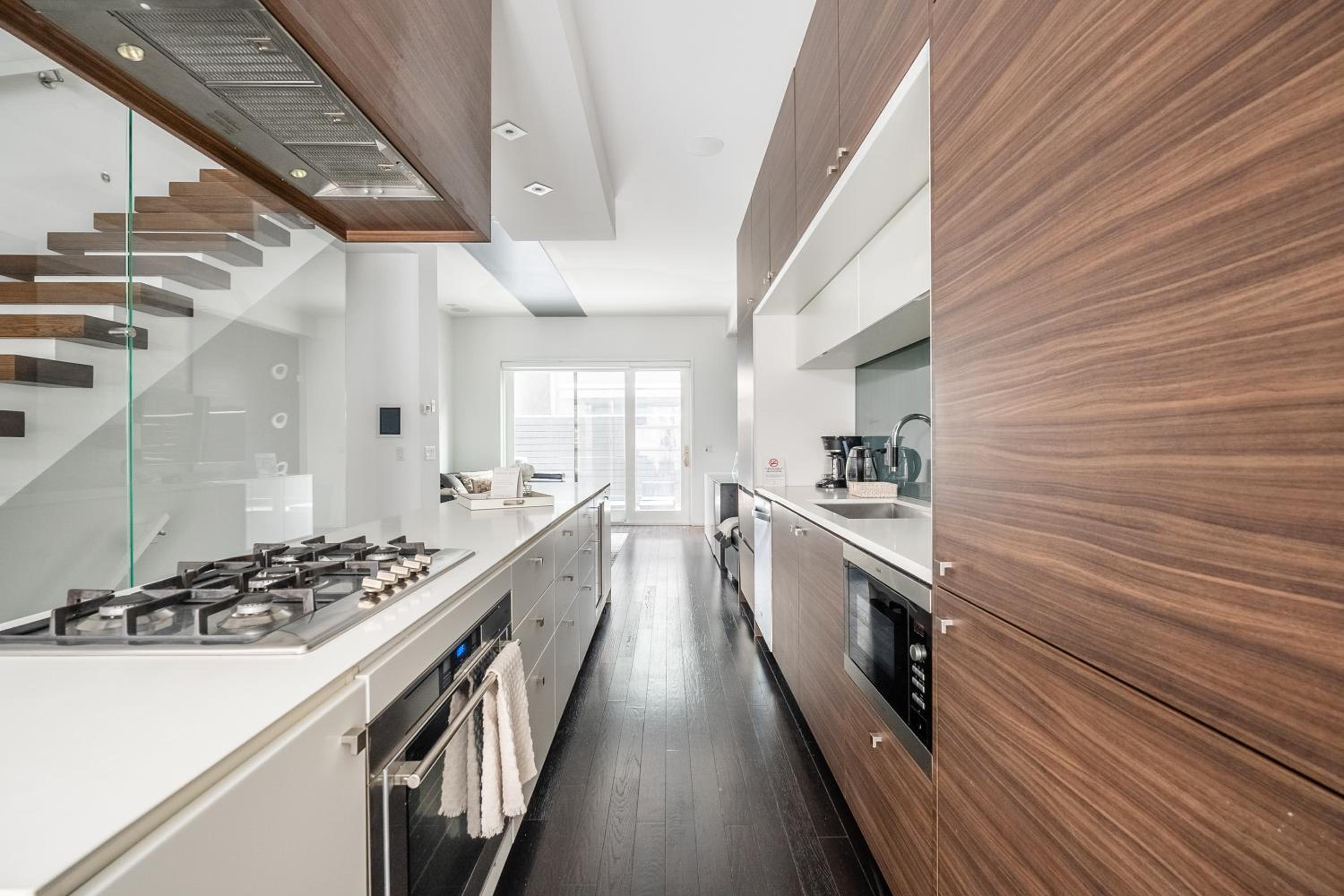 Fancy Downtown House with HOT TUB & BBQ by GLOBALSTAY