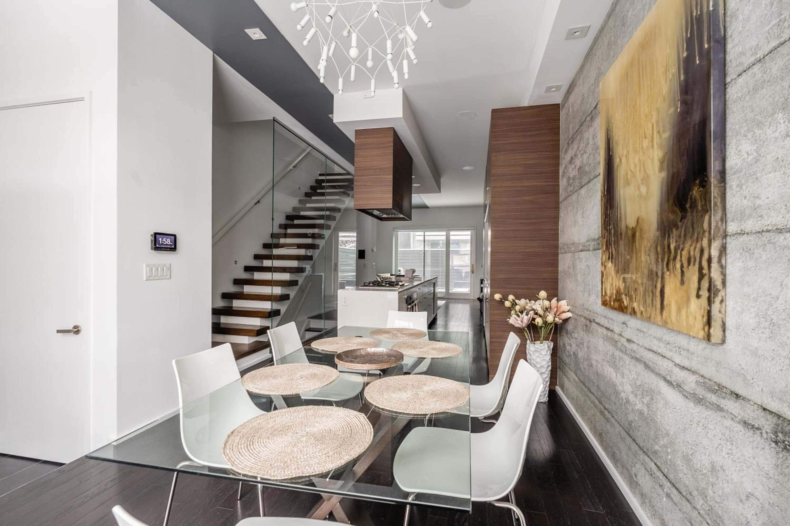 Fancy Downtown House with HOT TUB & BBQ by GLOBALSTAY