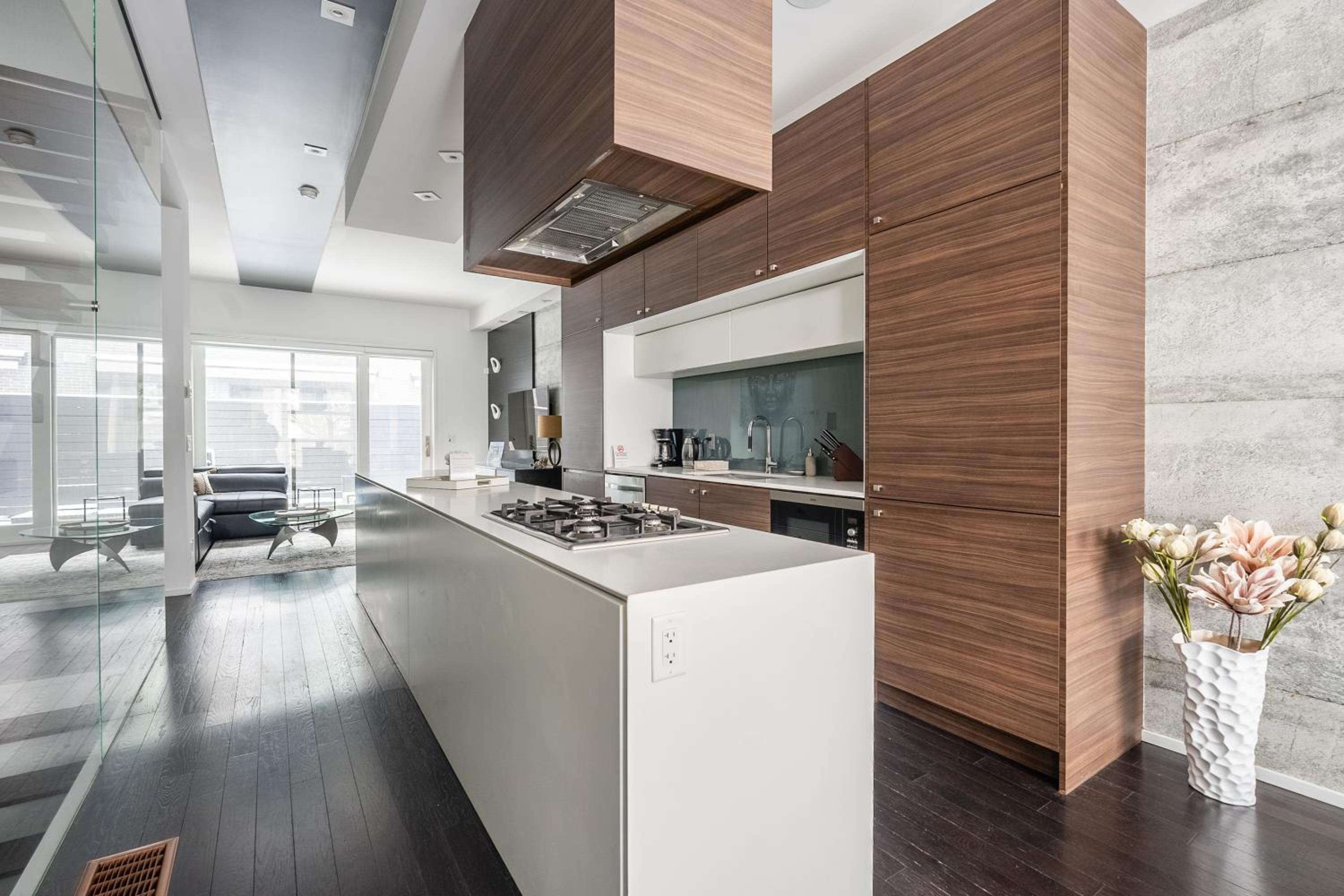 Fancy Downtown House with HOT TUB & BBQ by GLOBALSTAY