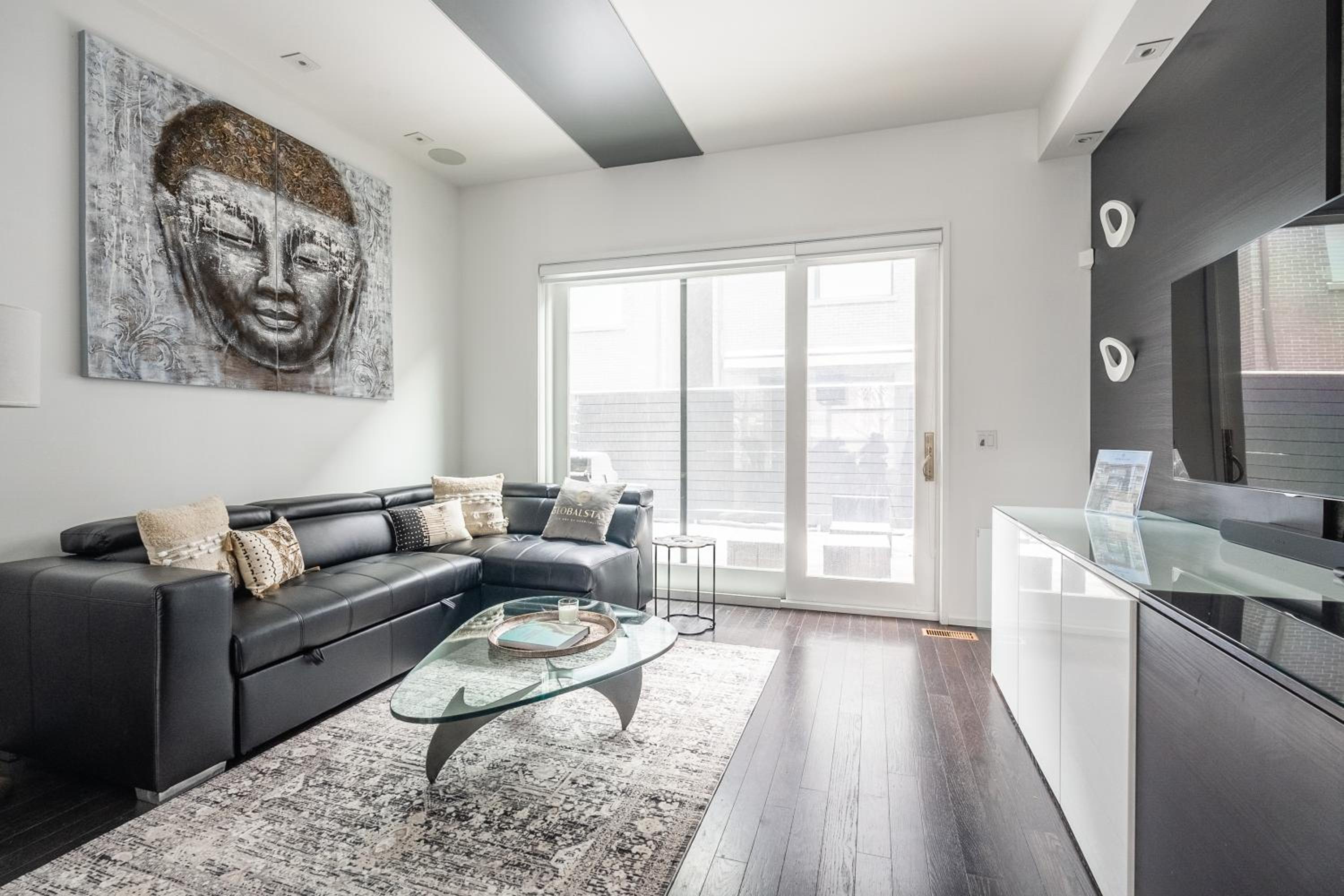 Fancy Downtown House with HOT TUB & BBQ by GLOBALSTAY