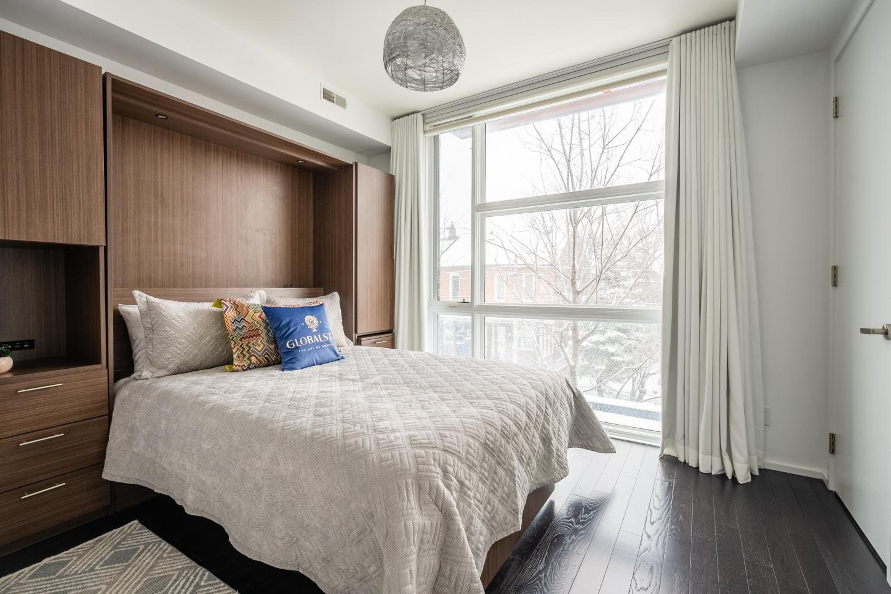 Fancy Downtown House with HOT TUB & BBQ by GLOBALSTAY