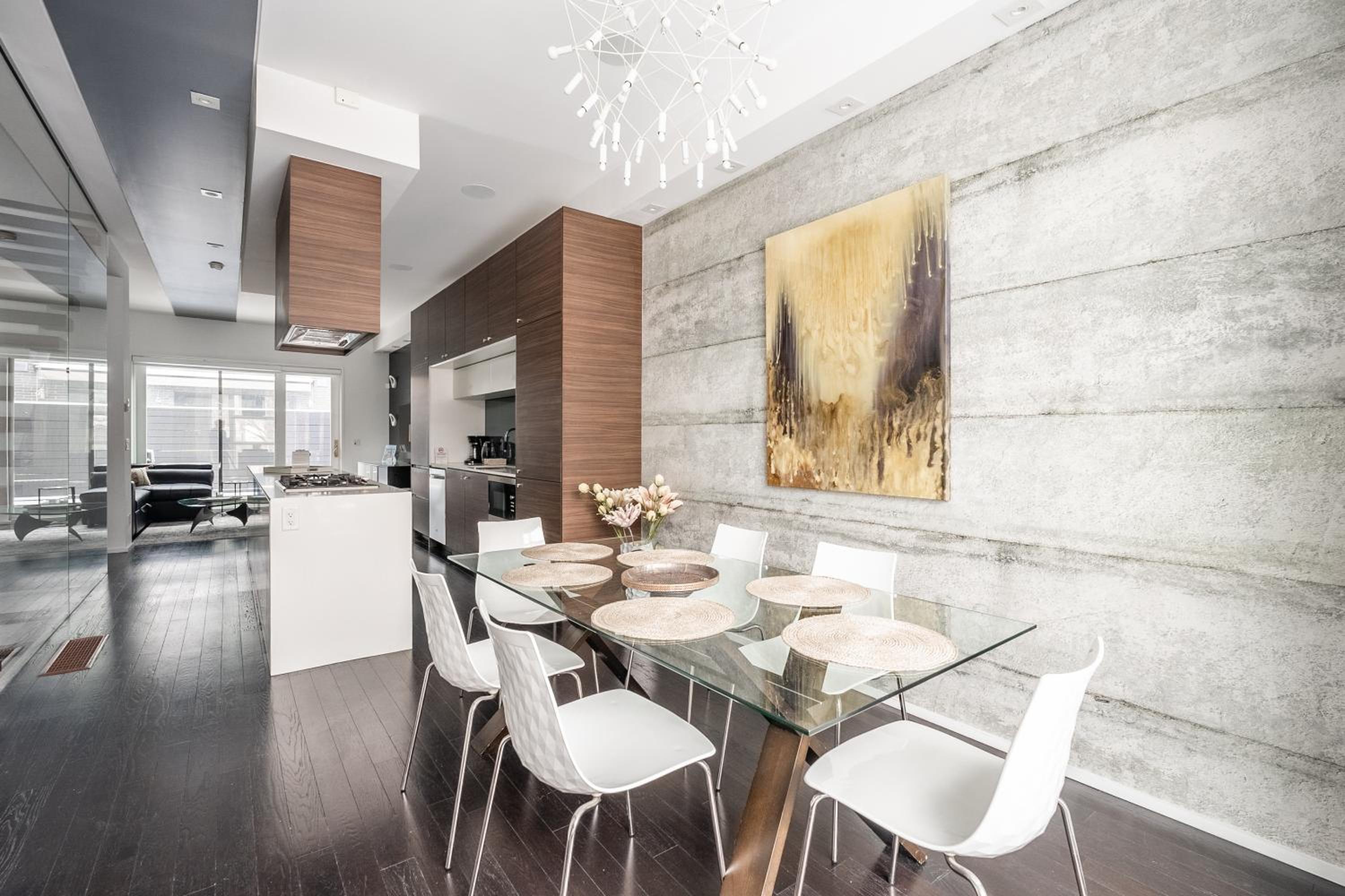 Fancy Downtown House with HOT TUB & BBQ by GLOBALSTAY