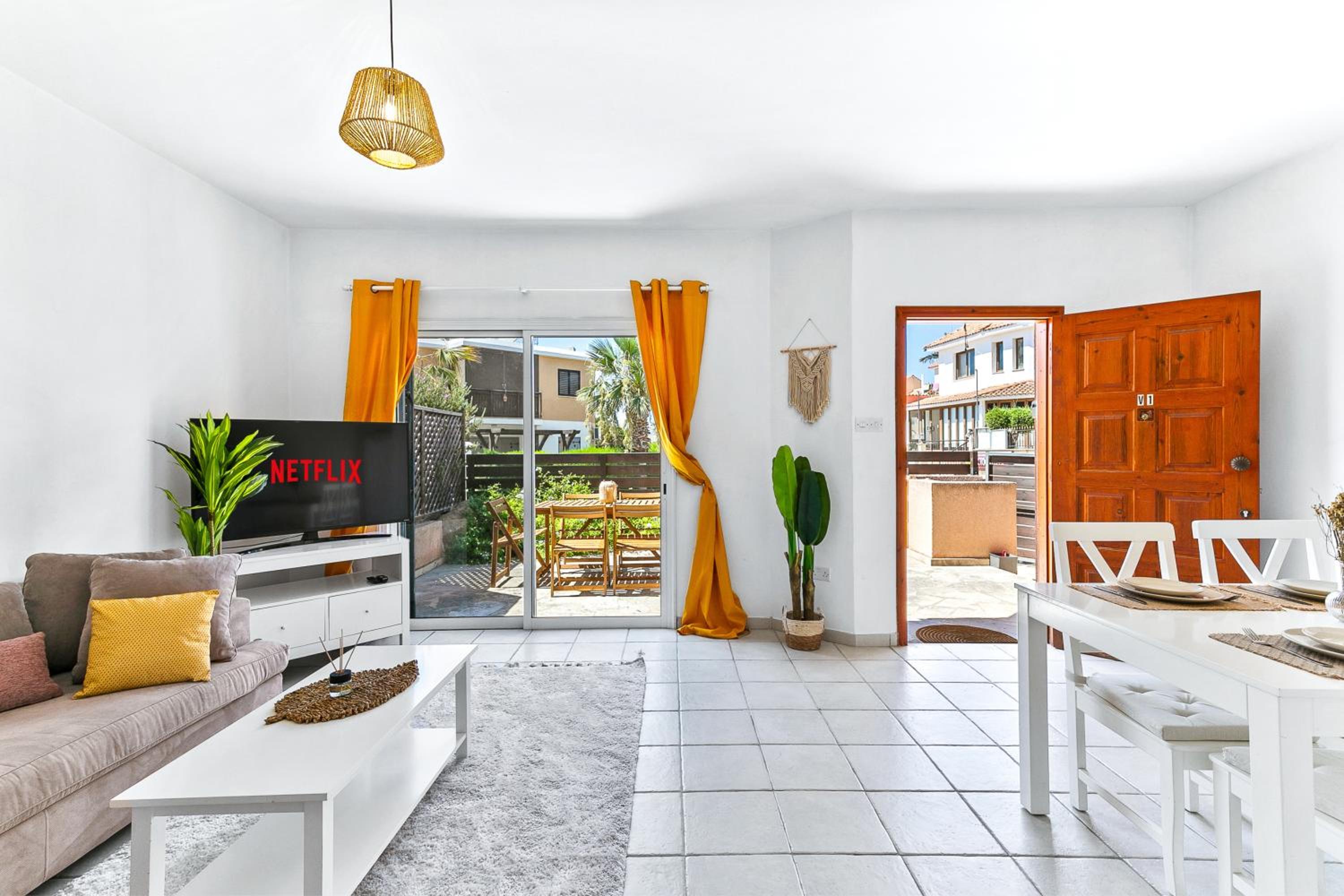 Charming 3-Bedroom Maisonette with Pool Access at Regina Gardens, 700 m Venus Beach