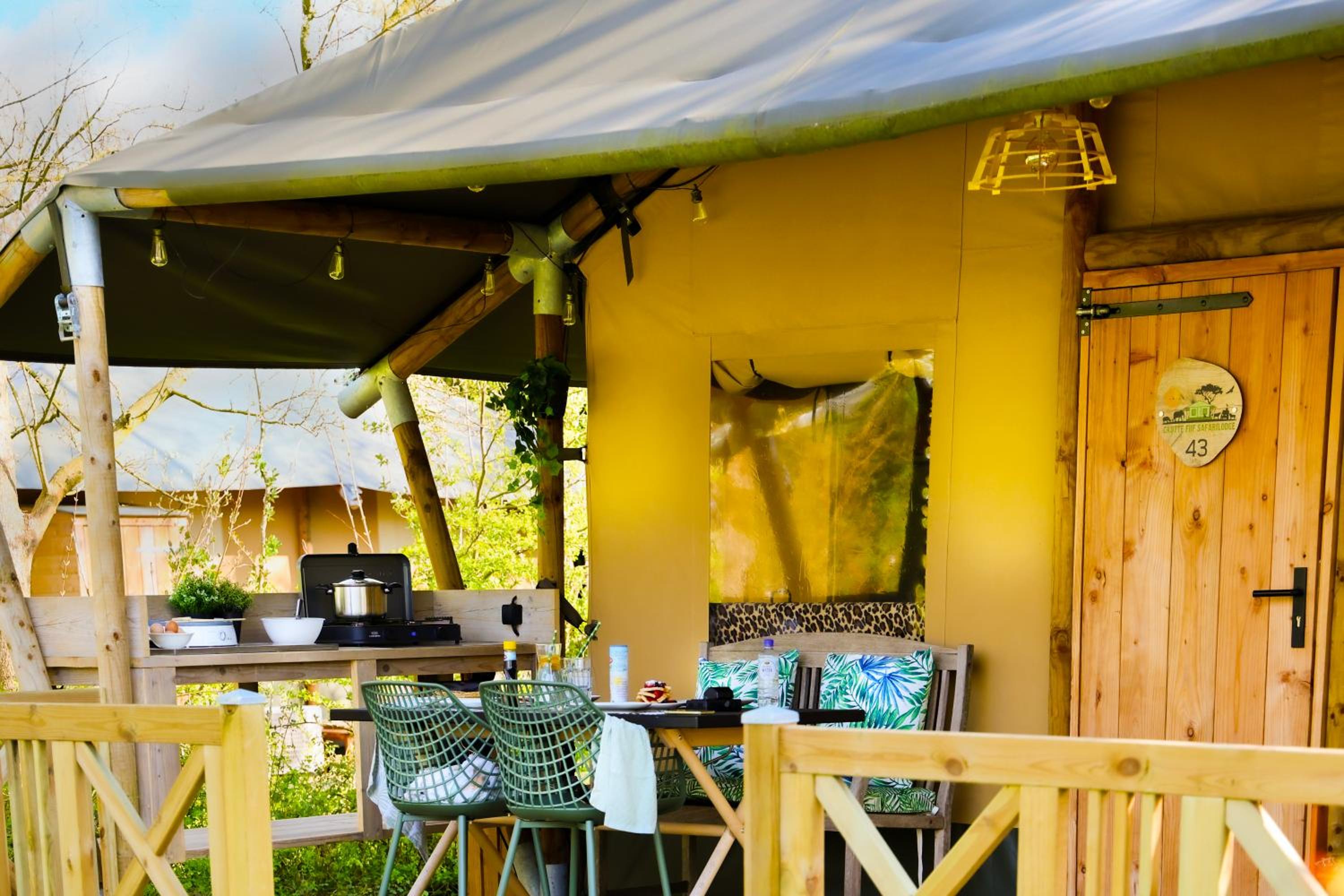 Glamping Safarilodge 'Grutte Fiif' met airco, extra keuken op veranda en privé achtertuin view 5