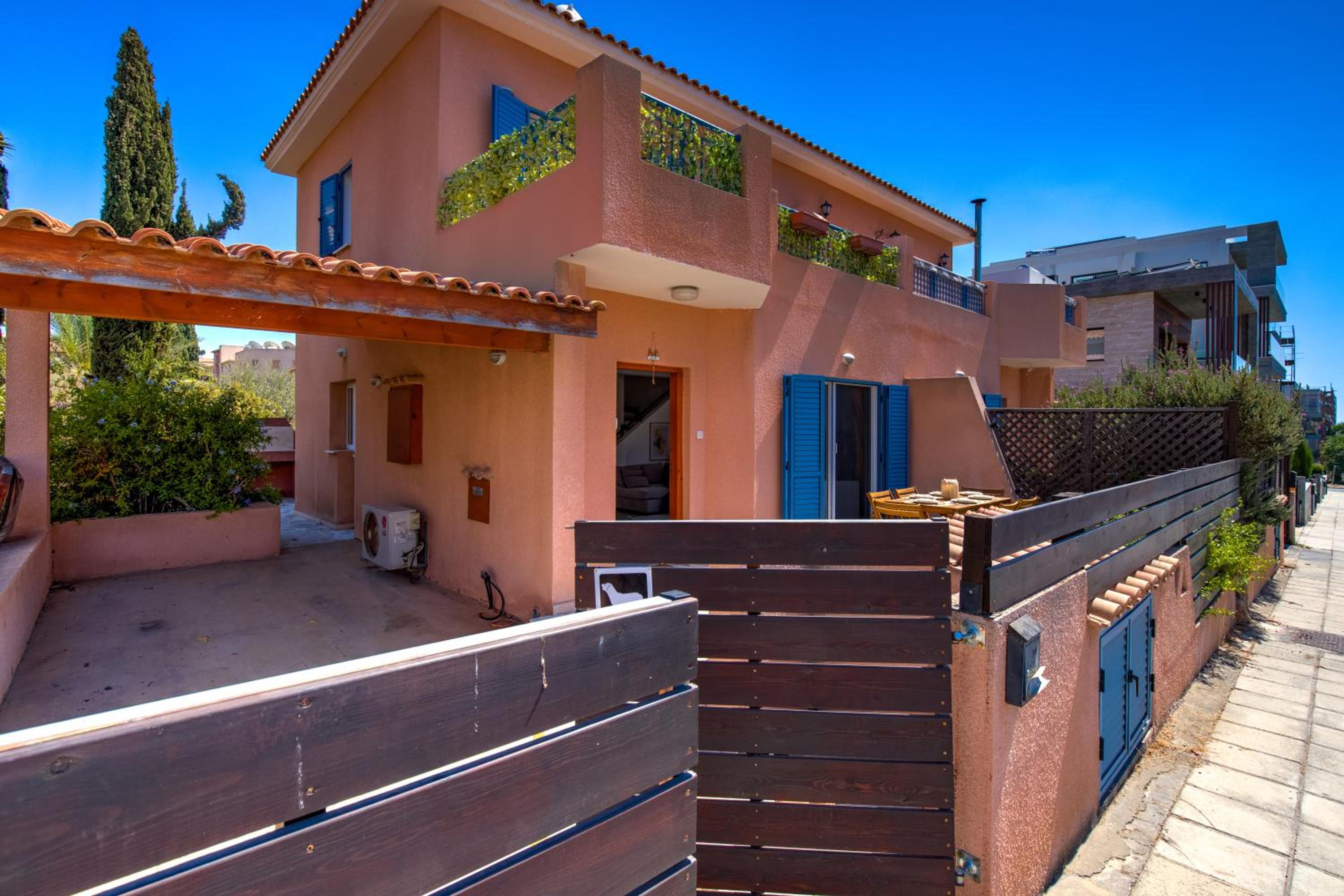 Charming 3-Bedroom Maisonette with Pool Access at Regina Gardens, 700 m Venus Beach