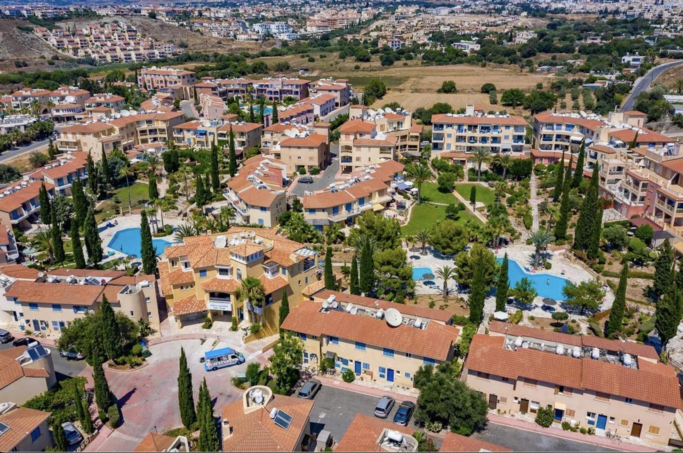 Charming 3-Bedroom Maisonette with Pool Access at Regina Gardens, 700 m Venus Beach