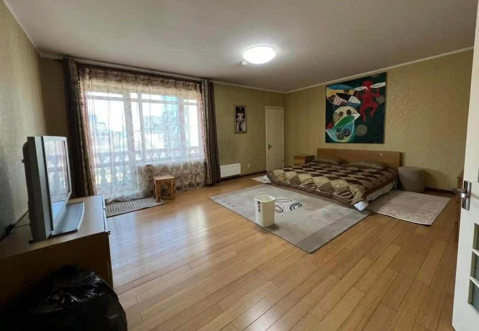 Shangrilla located 5 room apartment view 2