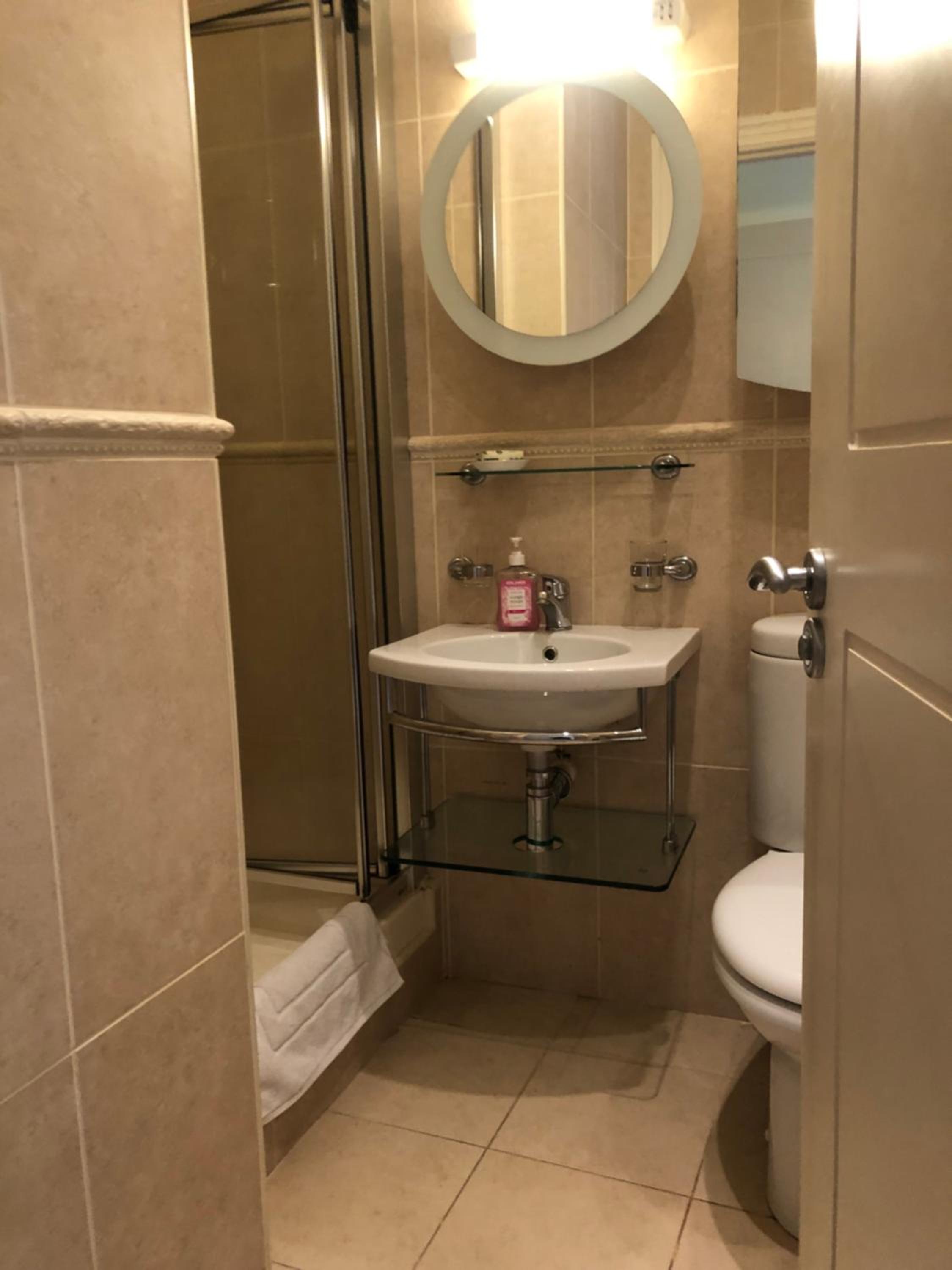 Private Room in Apartment beside Druids Glen Hotel view 2