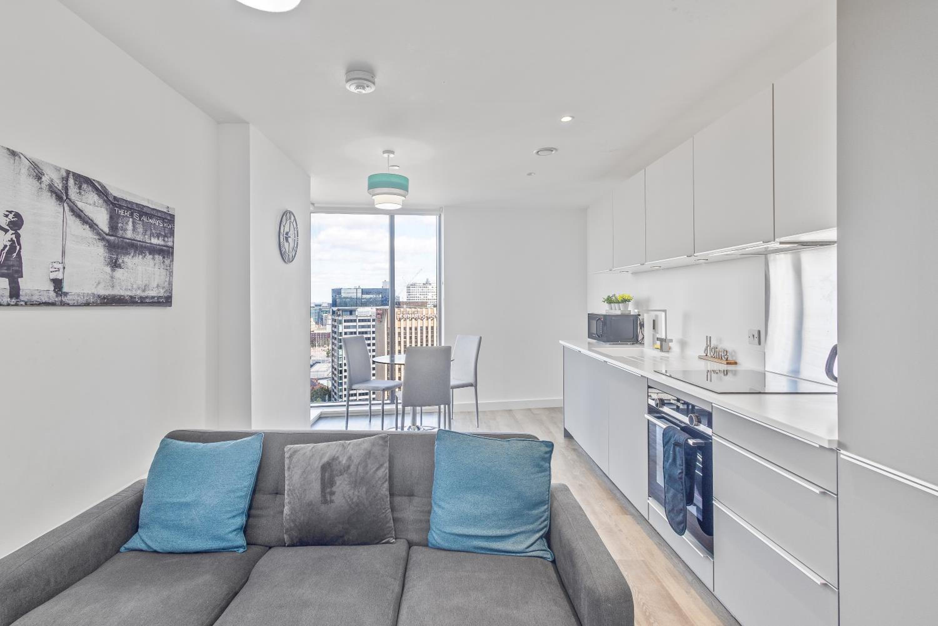 Luxury 2 Bedroom Apartment Broad Street!