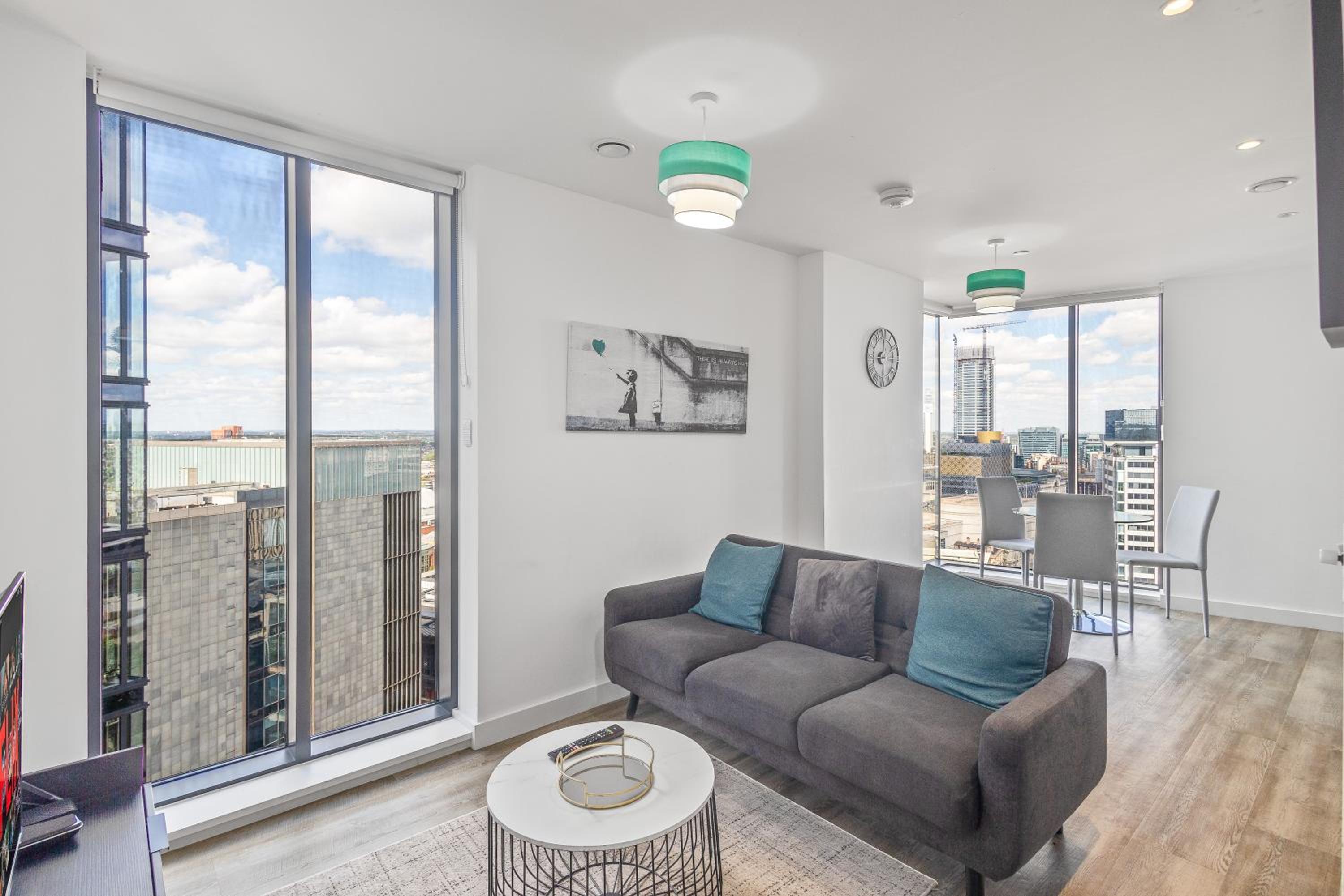 Luxury 2 Bedroom Apartment Broad Street!