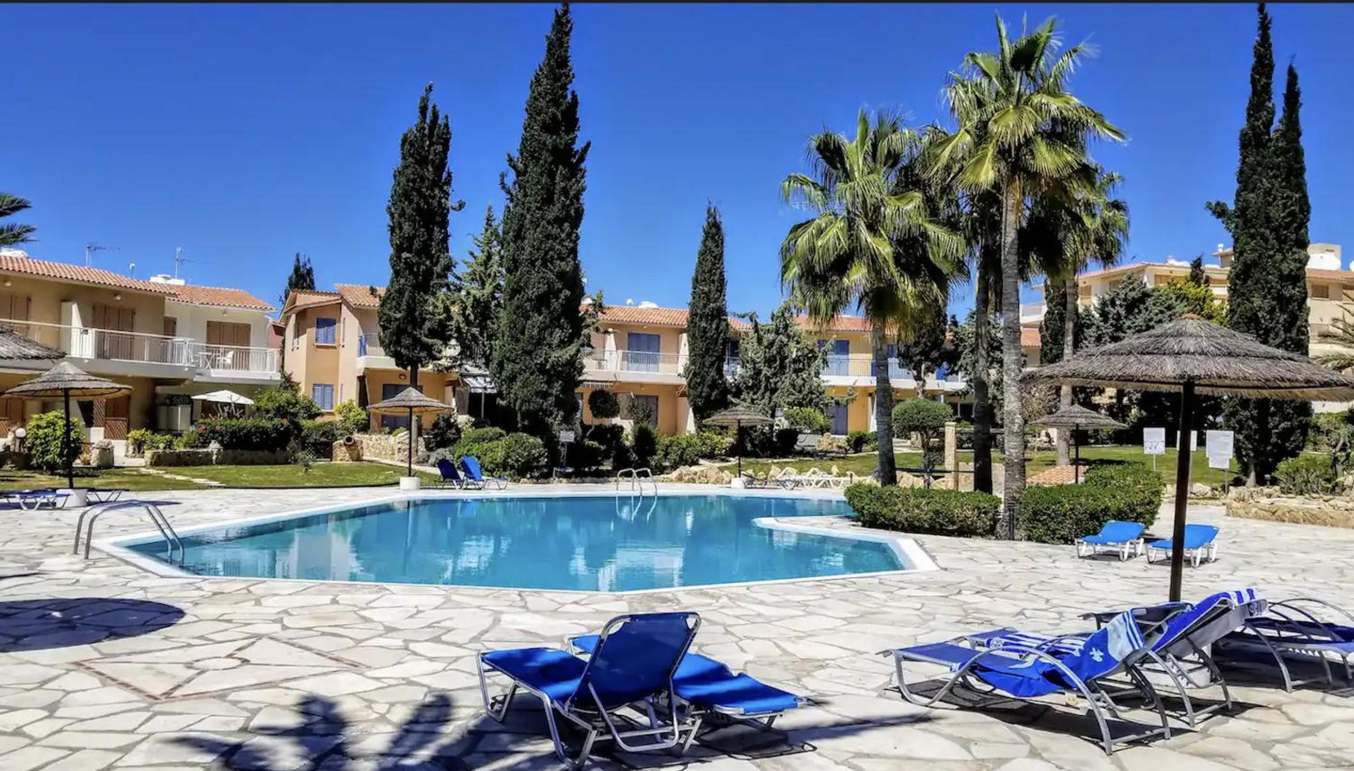 Charming 3-Bedroom Maisonette with Pool Access at Regina Gardens, 700 m Venus Beach