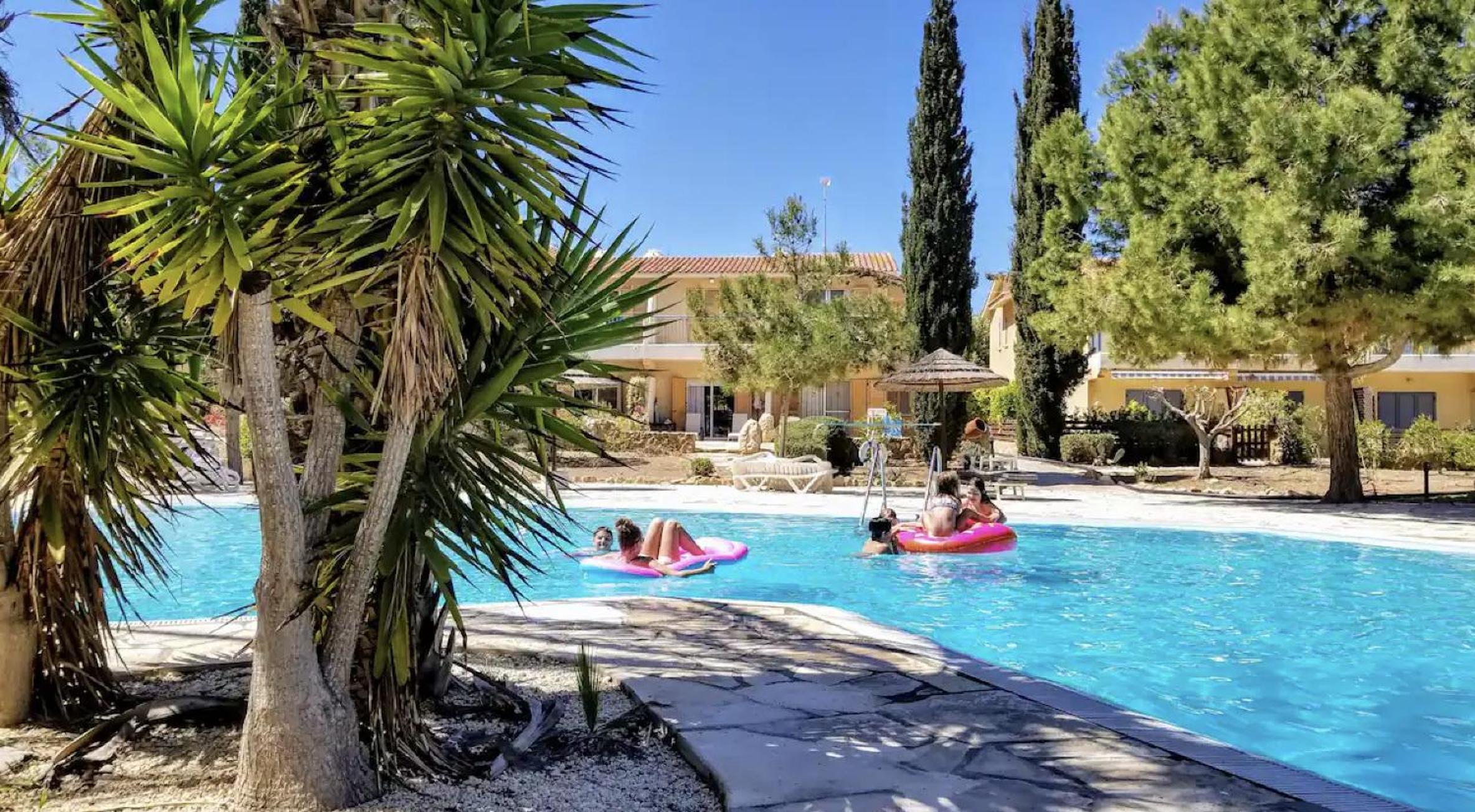 Charming 3-Bedroom Maisonette with Pool Access at Regina Gardens, 700 m Venus Beach