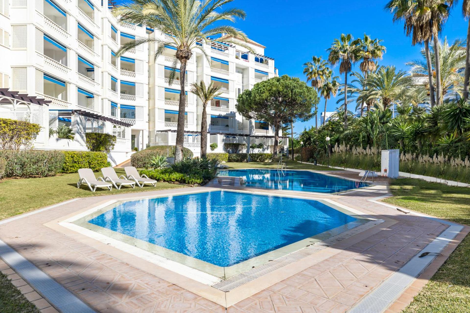 Moderno y luminoso apartamento en Las Gaviotas- Puerto Banús - Image 4