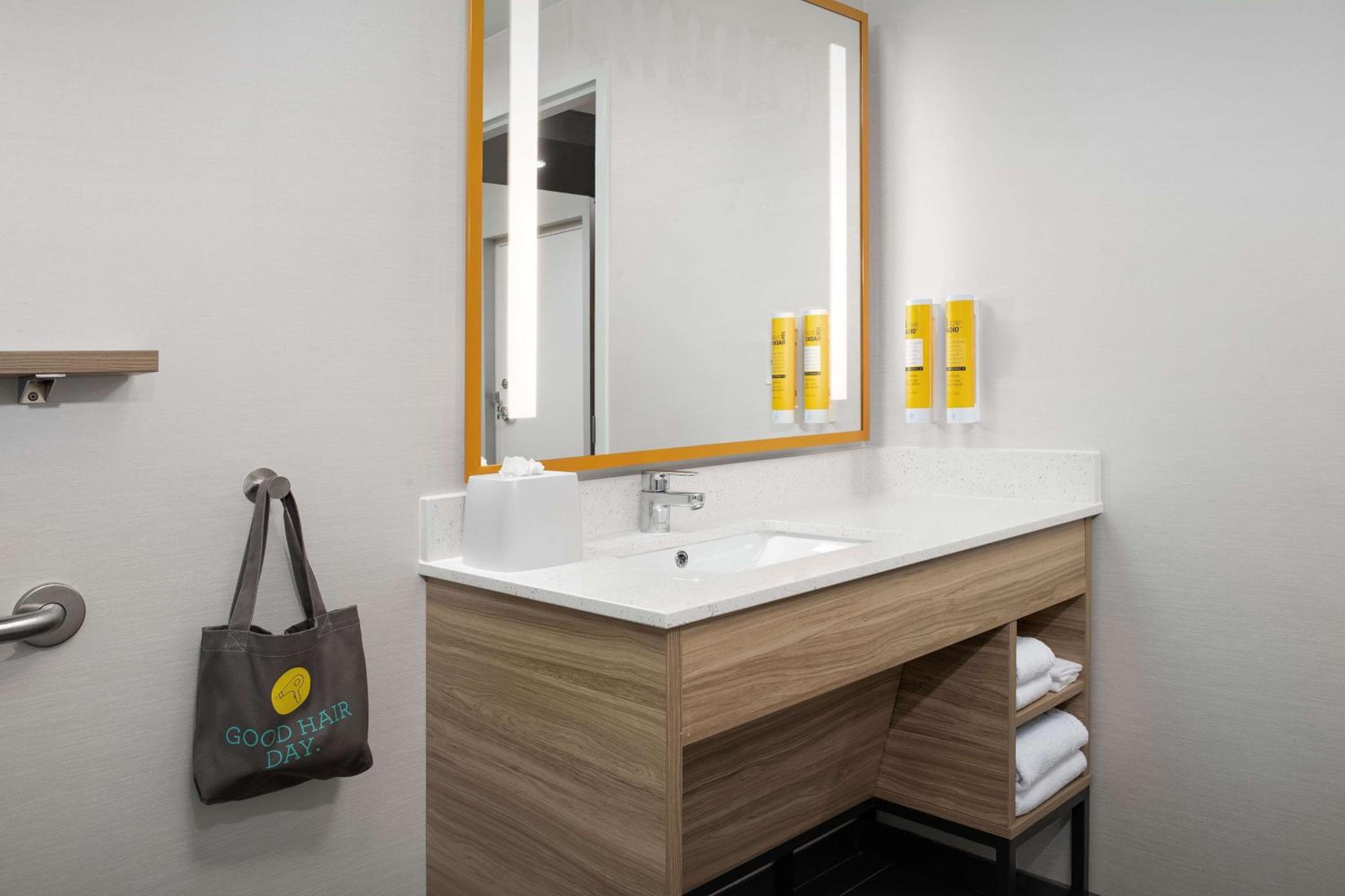 Jacksonville Vacations - Tru By Hilton Jacksonville Airport - Property Image 8