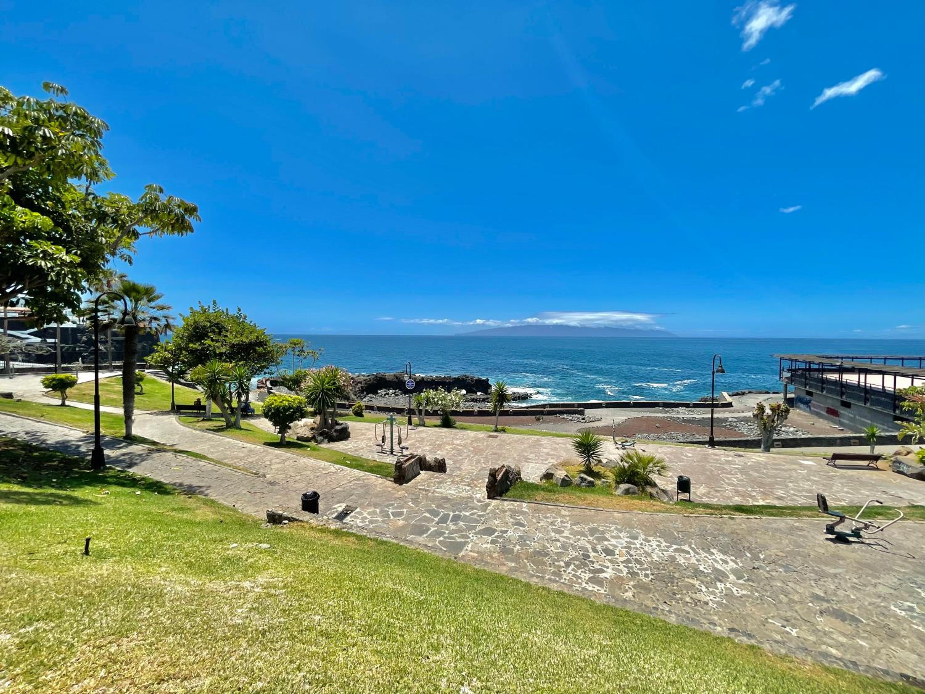 Blue Garden - stylish apartment with Atlantic views