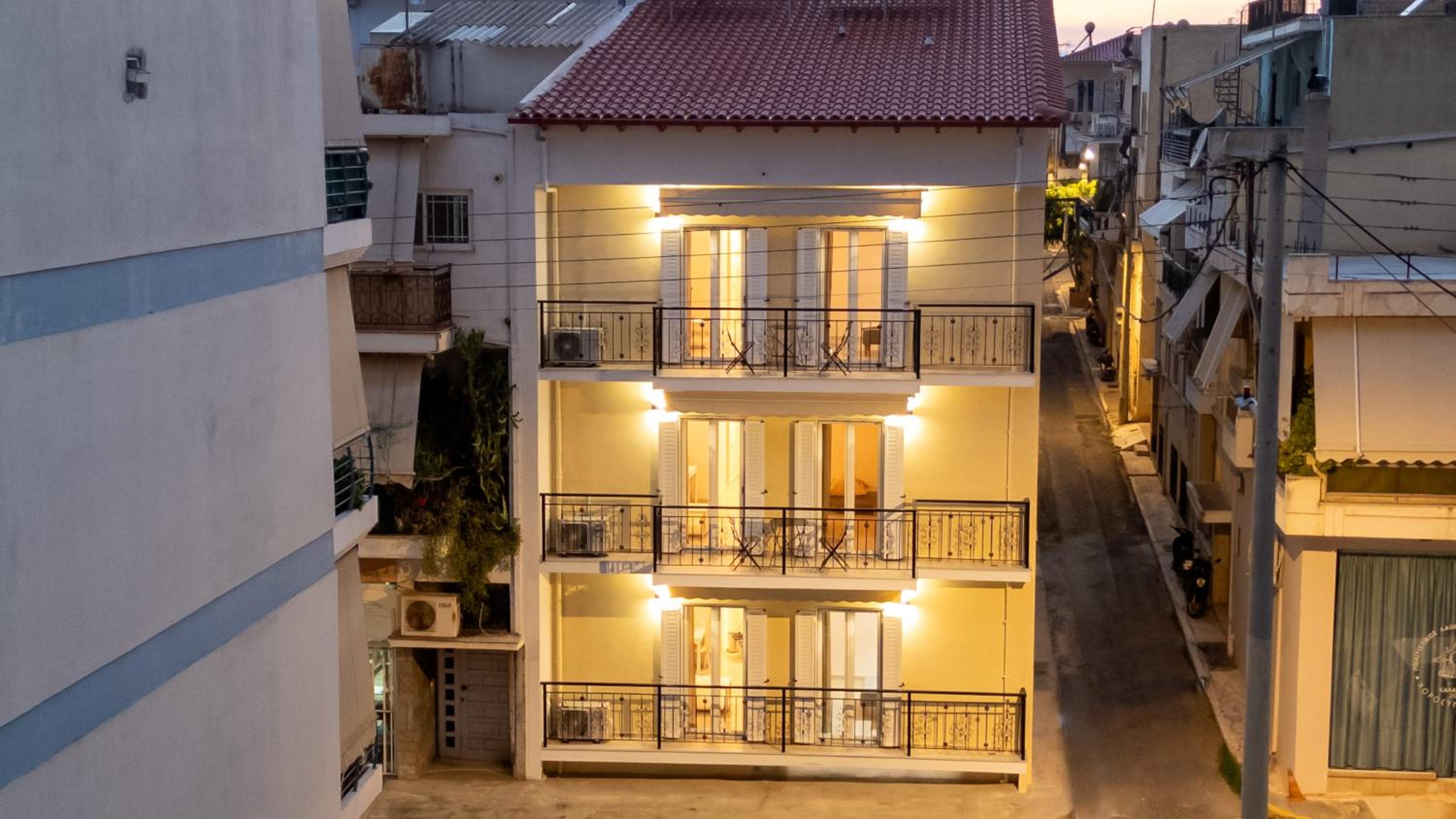 HomEasy Apartments - Kalamata Central Getaways with Private Parking