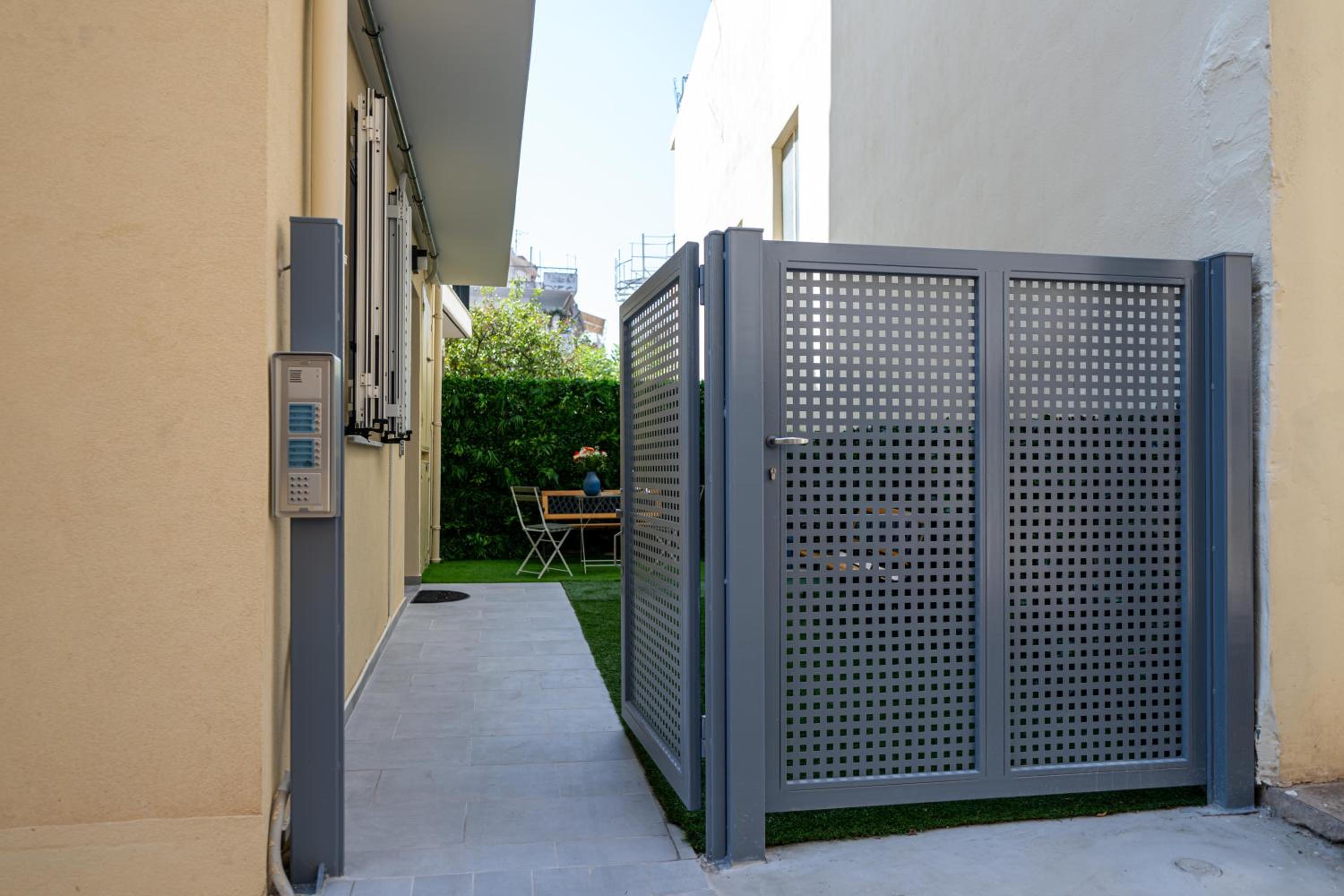 HomEasy Apartments - Kalamata Central Getaways with Private Parking