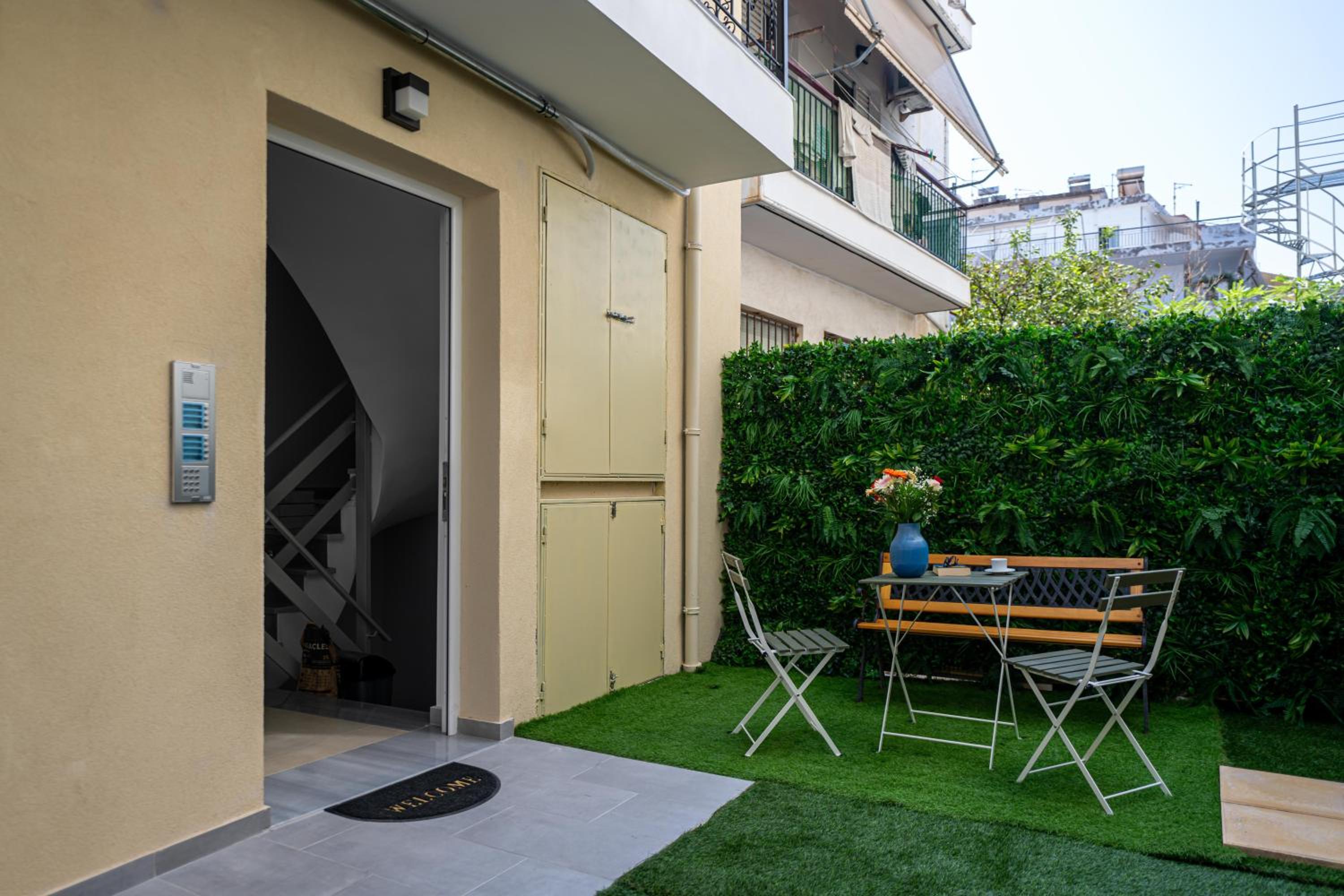HomEasy Apartments - Kalamata Central Getaways with Private Parking