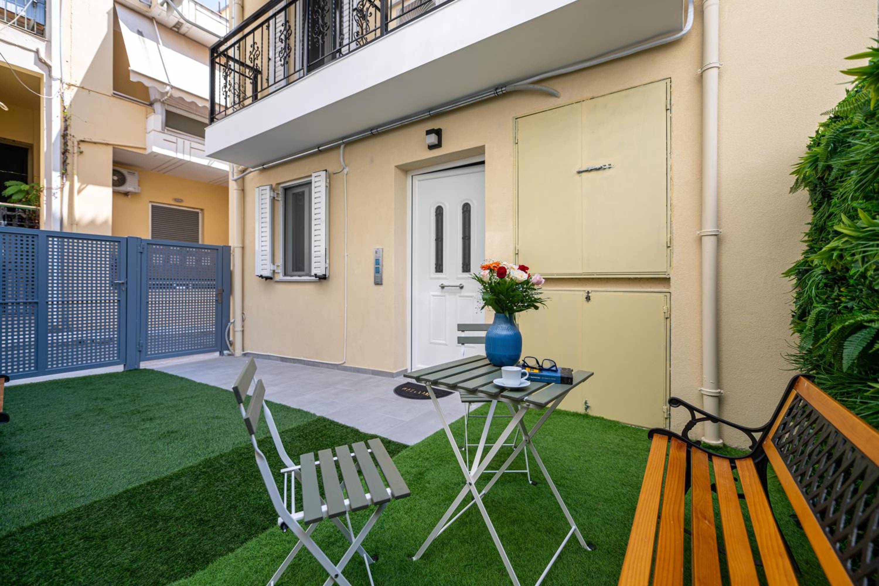 HomEasy Apartments - Kalamata Central Getaways with Private Parking