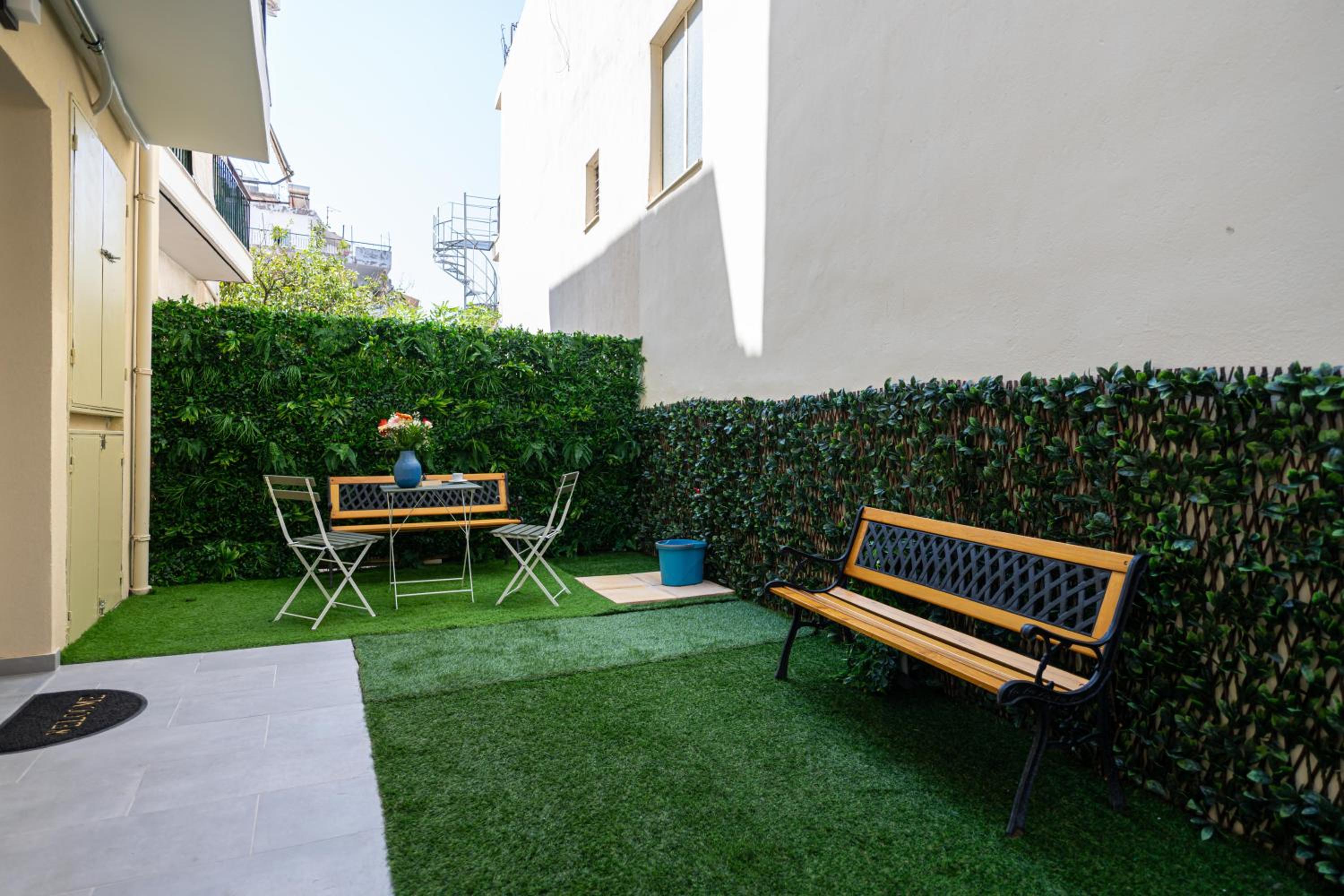 HomEasy Apartments - Kalamata Central Getaways with Private Parking