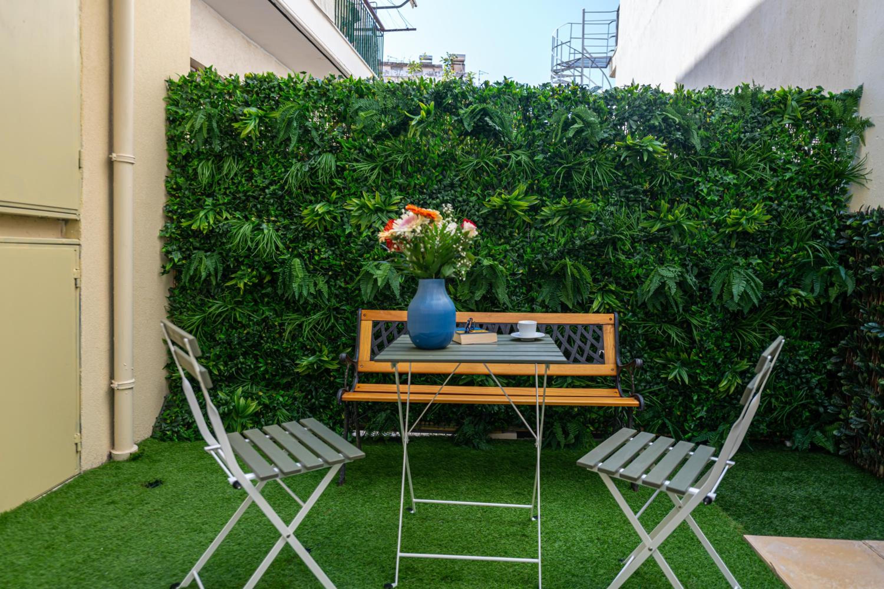 HomEasy Apartments - Kalamata Central Getaways with Private Parking