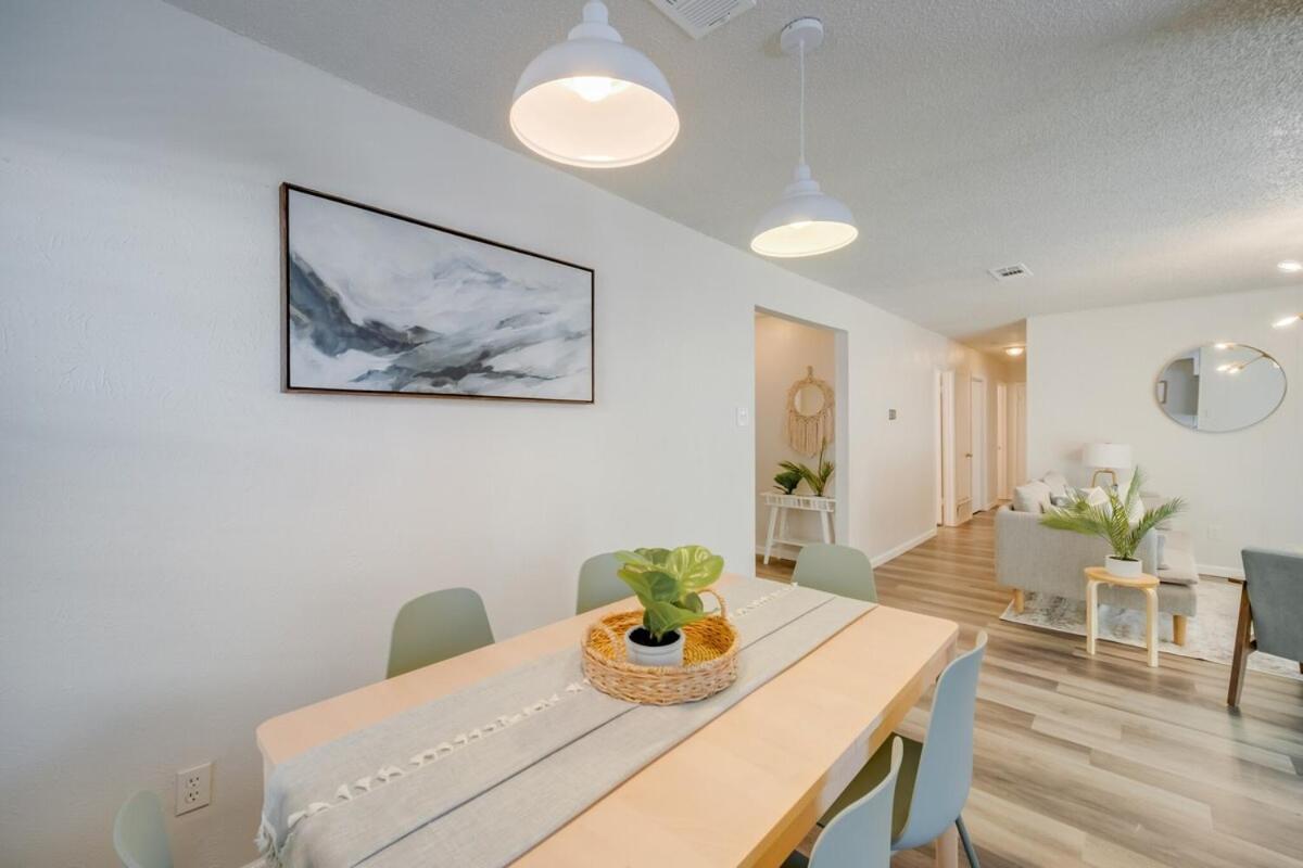 Hotel Stunning 4BR 2BA Hot Tub Cozy Holiday Home in Plano - Image 1