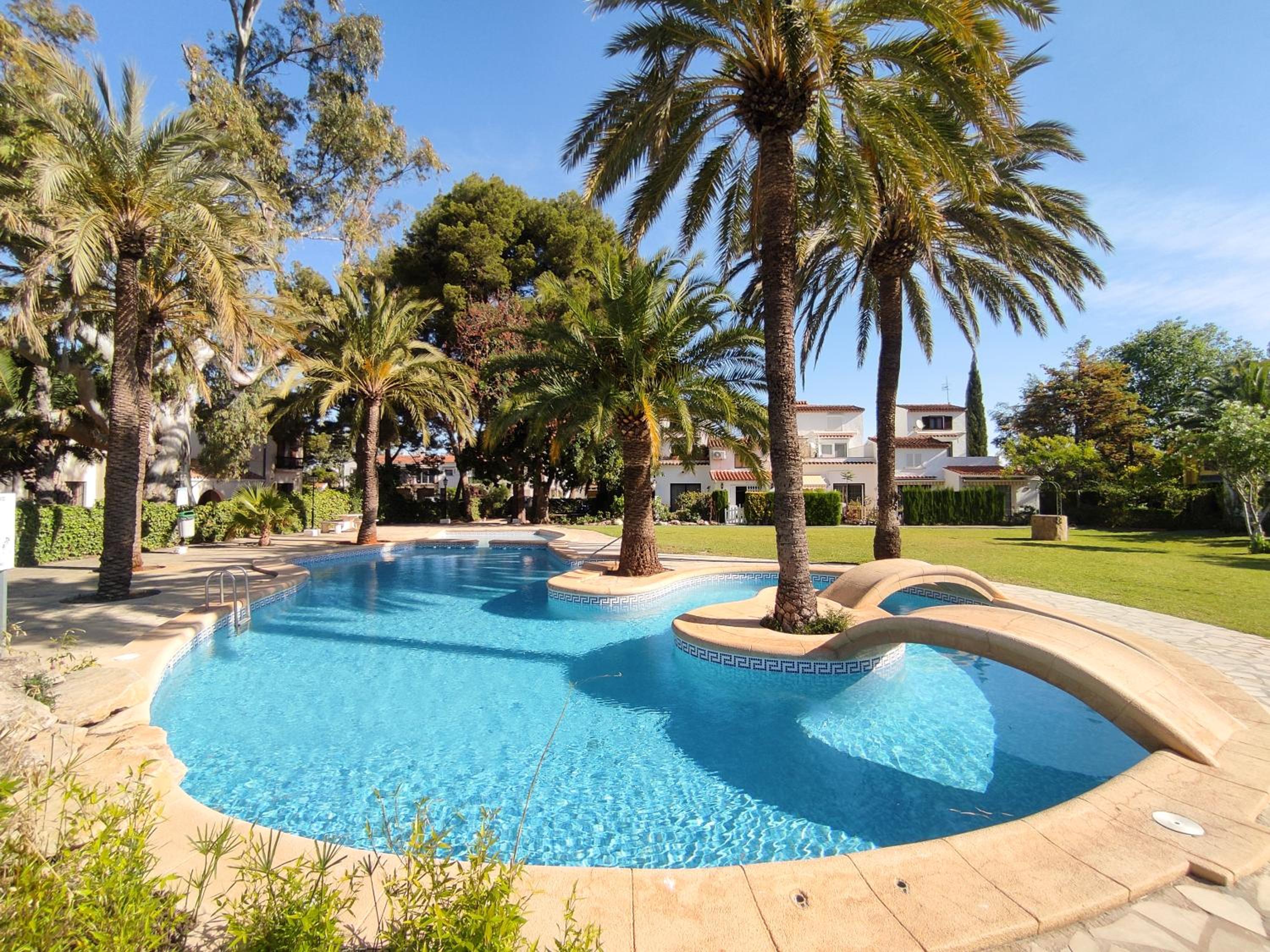 Casa dos piscinas y jardín privado, fibra 1 Gb