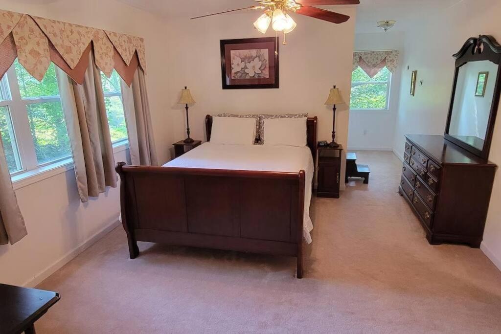 Mallard Cove - lakeside pet friendly view 2