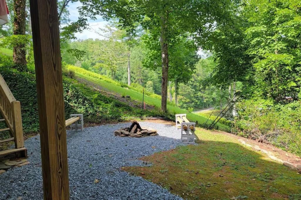 Mallard Cove - lakeside pet friendly view 4