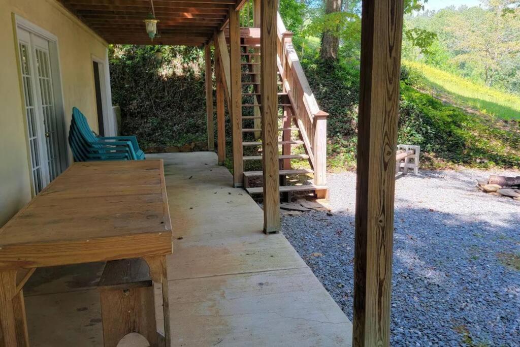 Mallard Cove - lakeside pet friendly view 5