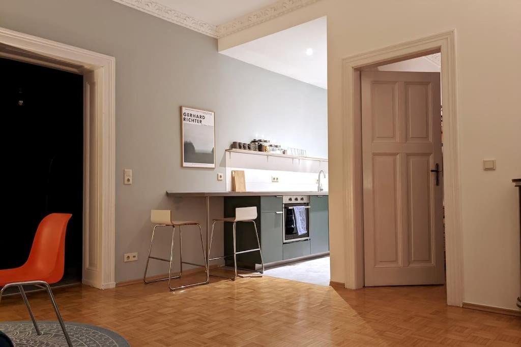Stilvolle Moderne unter hohen Decken
