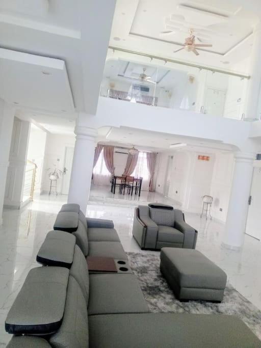 Sugarville-Luxurious House with pool and Rooftop view 2