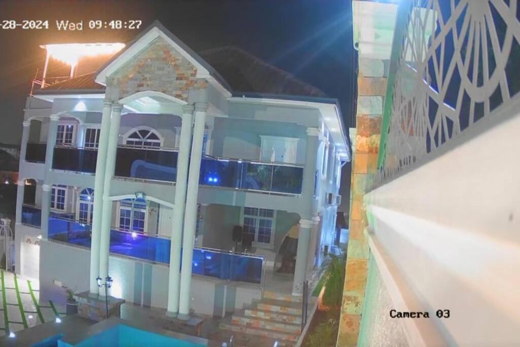 Sugarville-Luxurious House with pool and Rooftop view 3